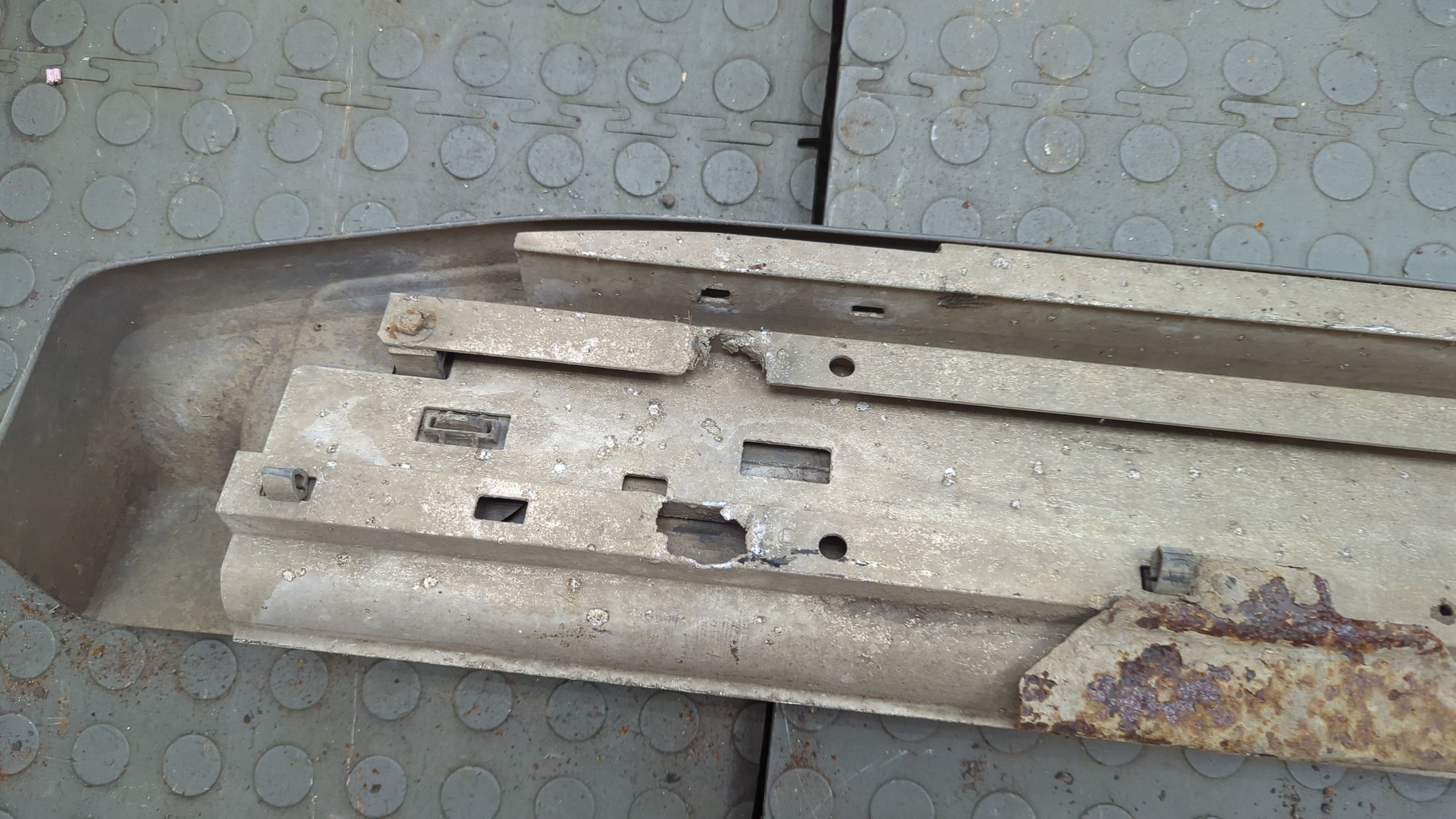 Подножка правая