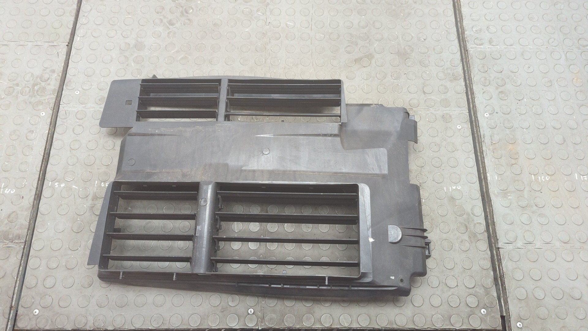 Жалюзи (воздуховод) бампера переднего