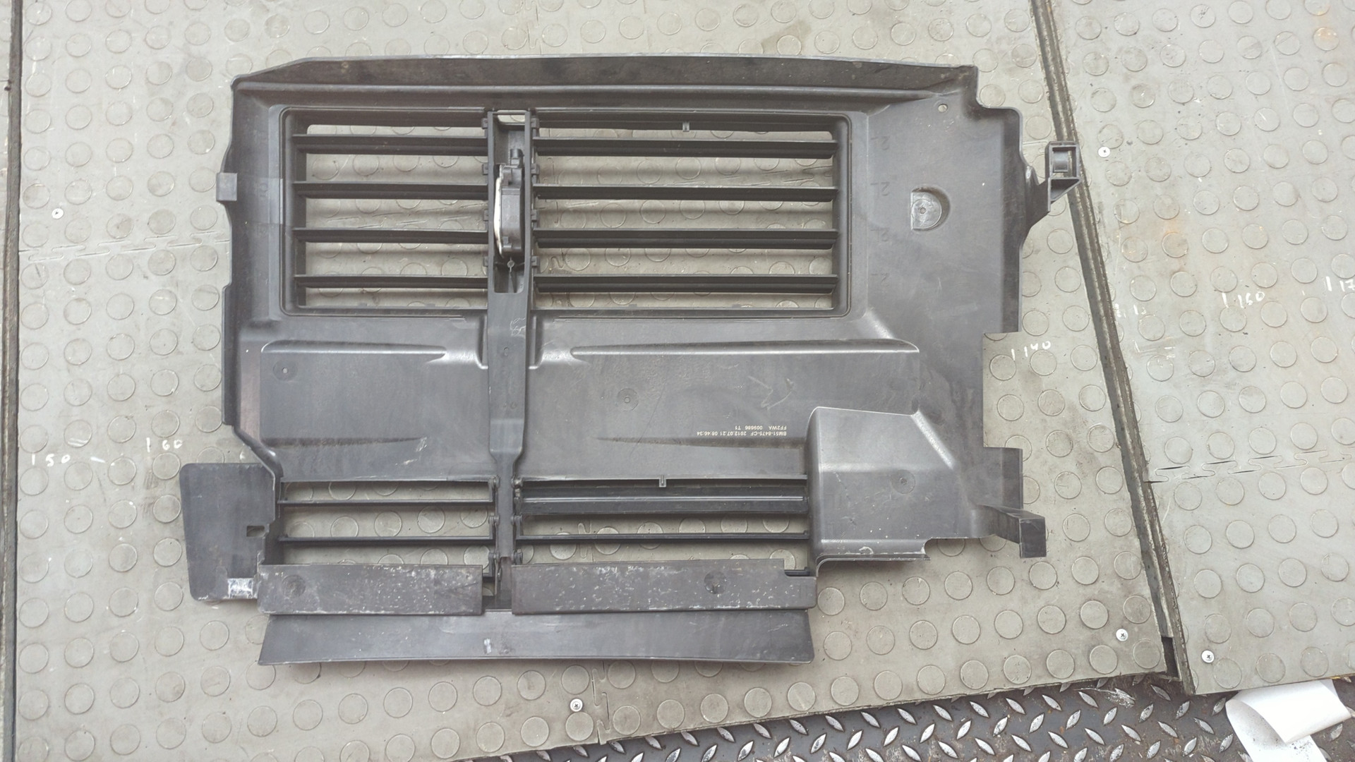 Жалюзи (воздуховод) бампера переднего