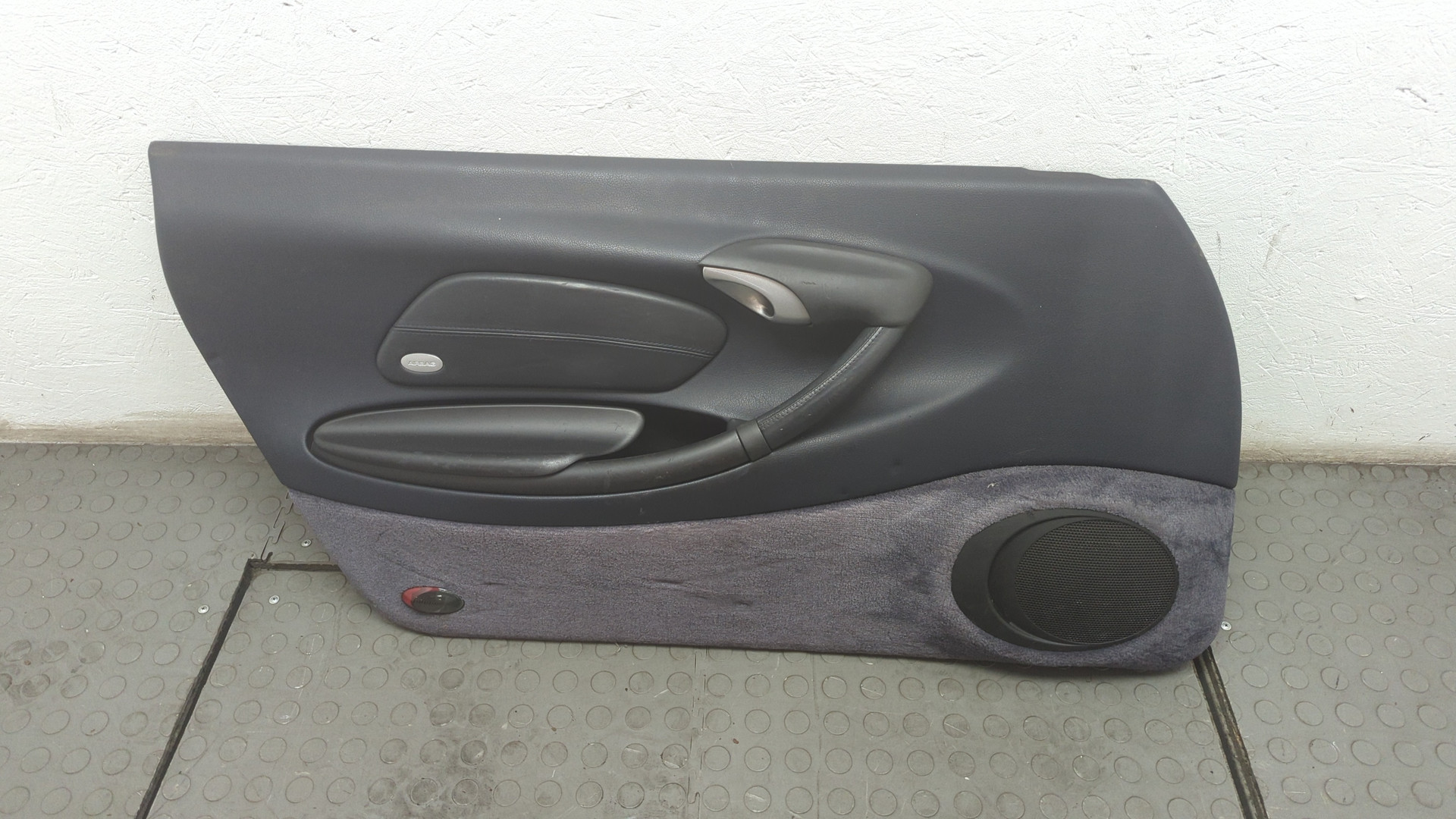 Обшивка двери передней левой