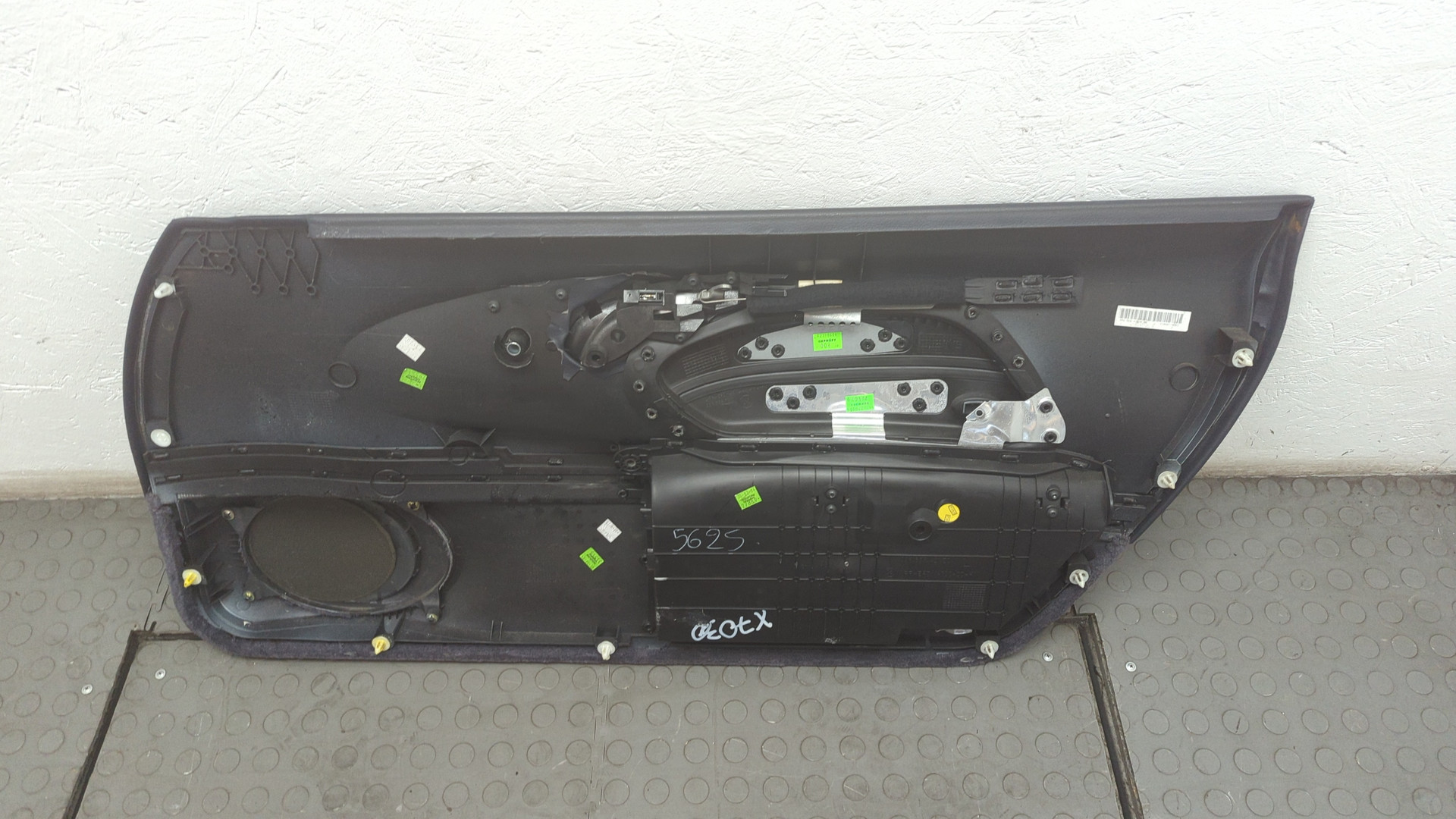 Обшивка двери передней левой