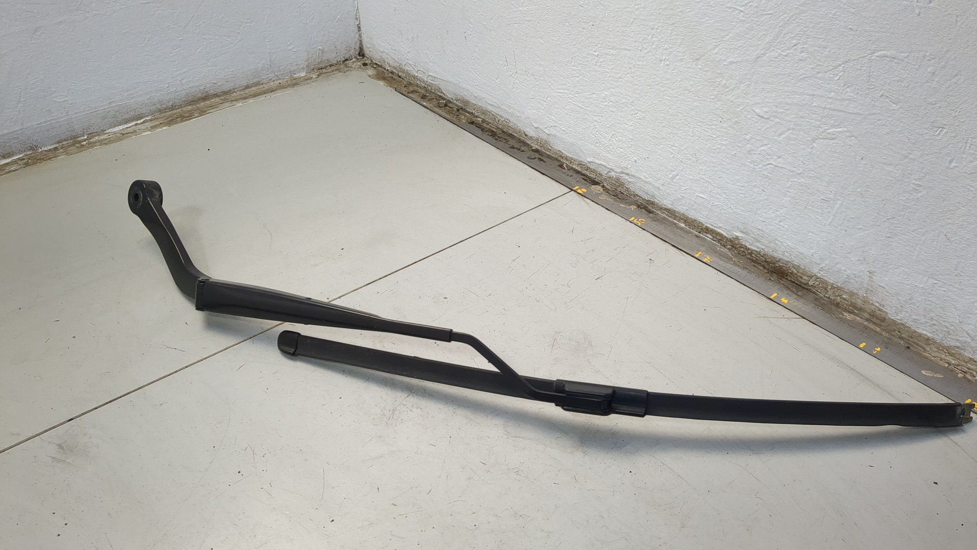 Поводок стеклоочистителя передний правый