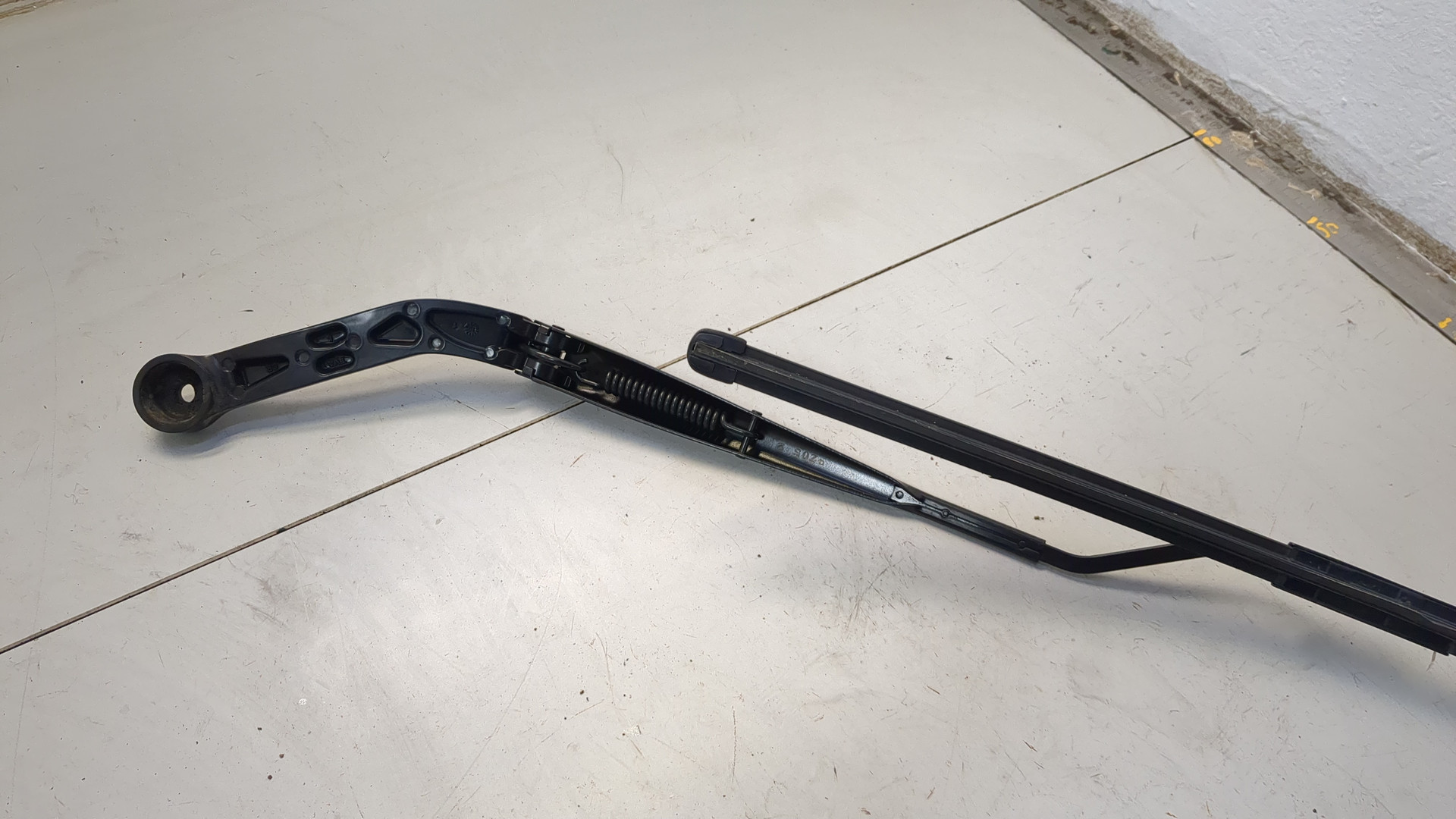 Поводок стеклоочистителя передний правый