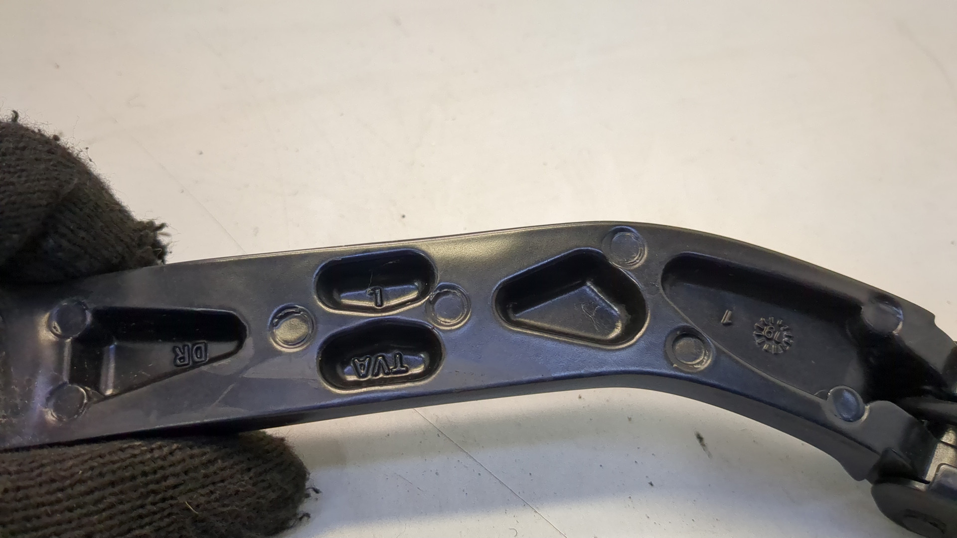 Поводок стеклоочистителя передний правый