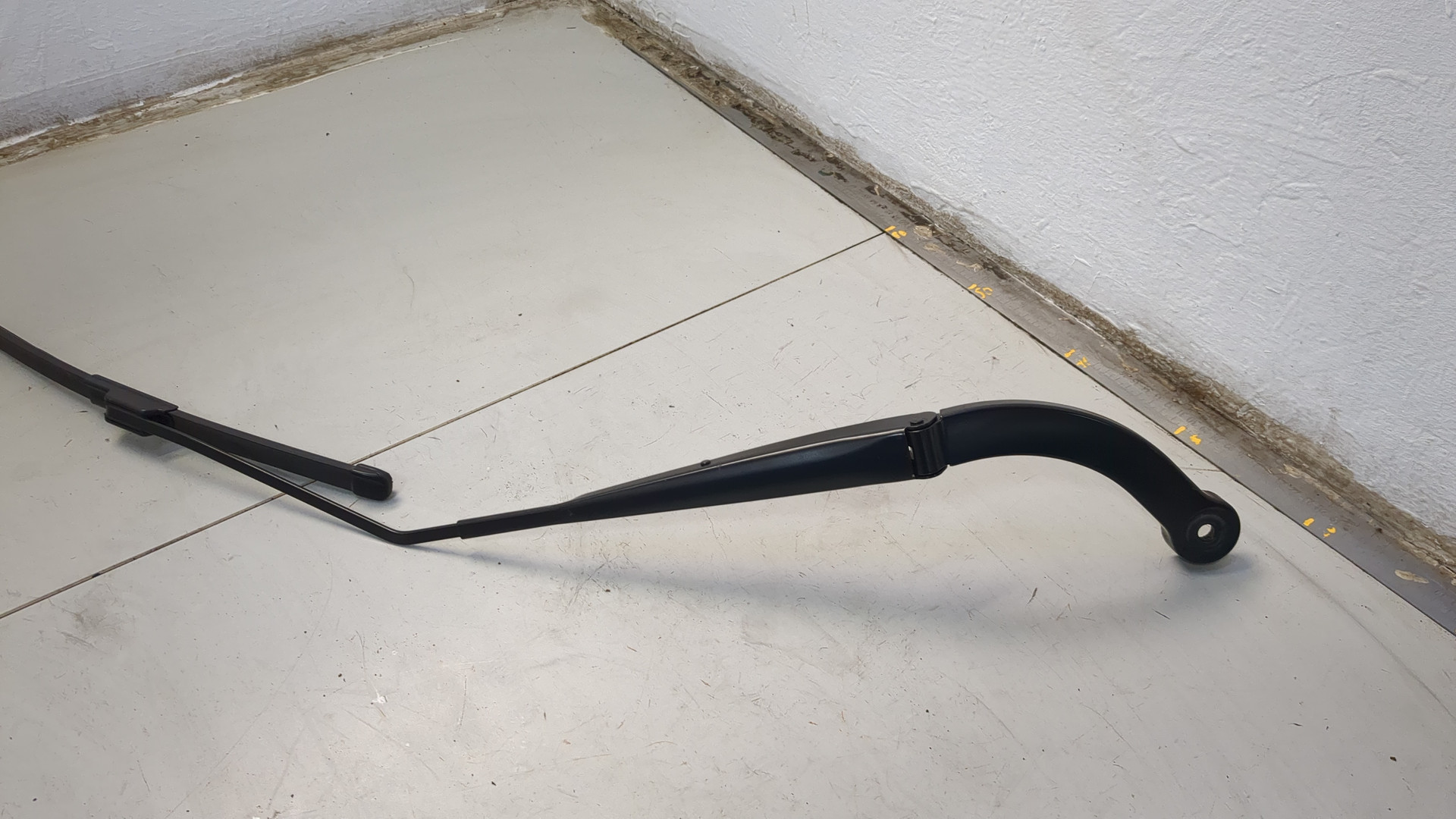 Поводок стеклоочистителя передний левый