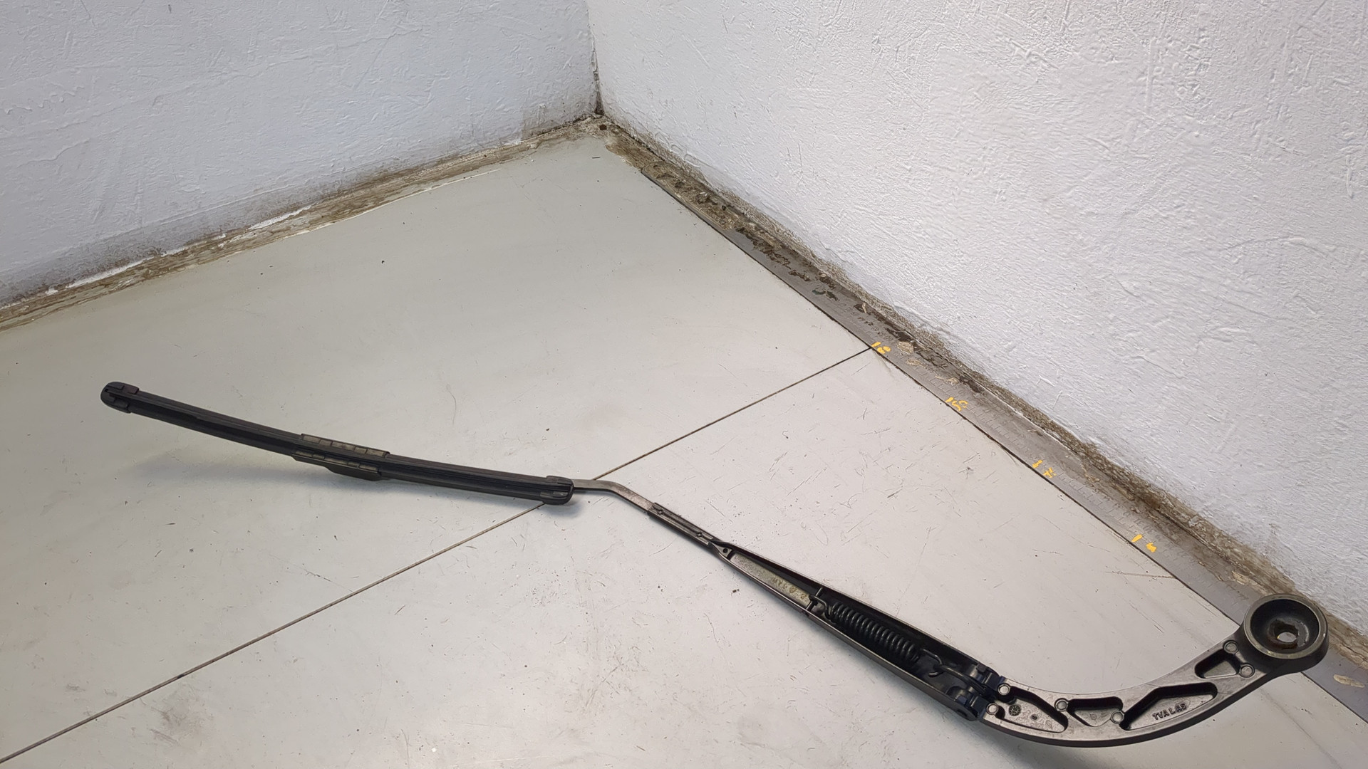 Поводок стеклоочистителя передний левый