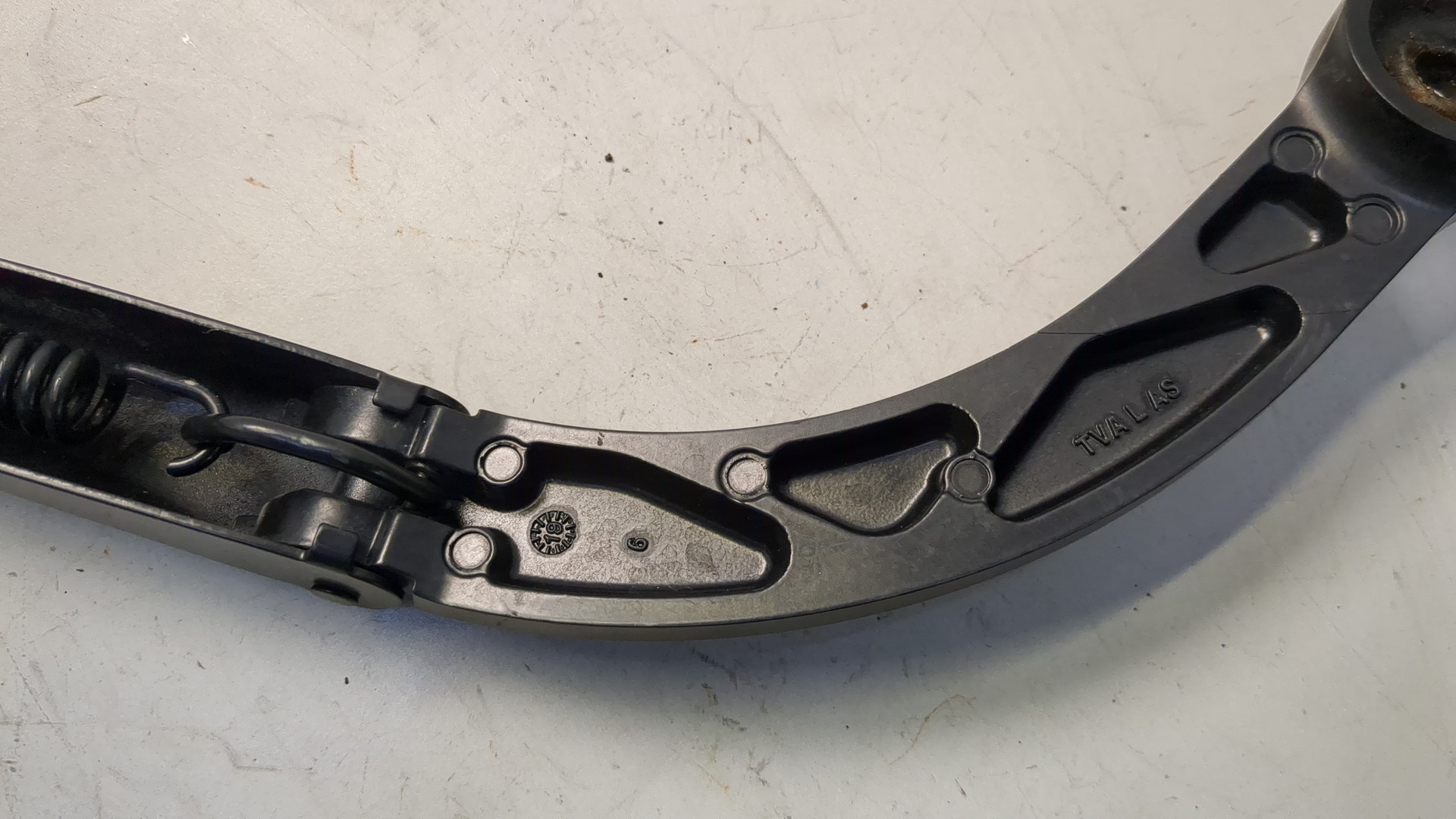 Поводок стеклоочистителя передний левый