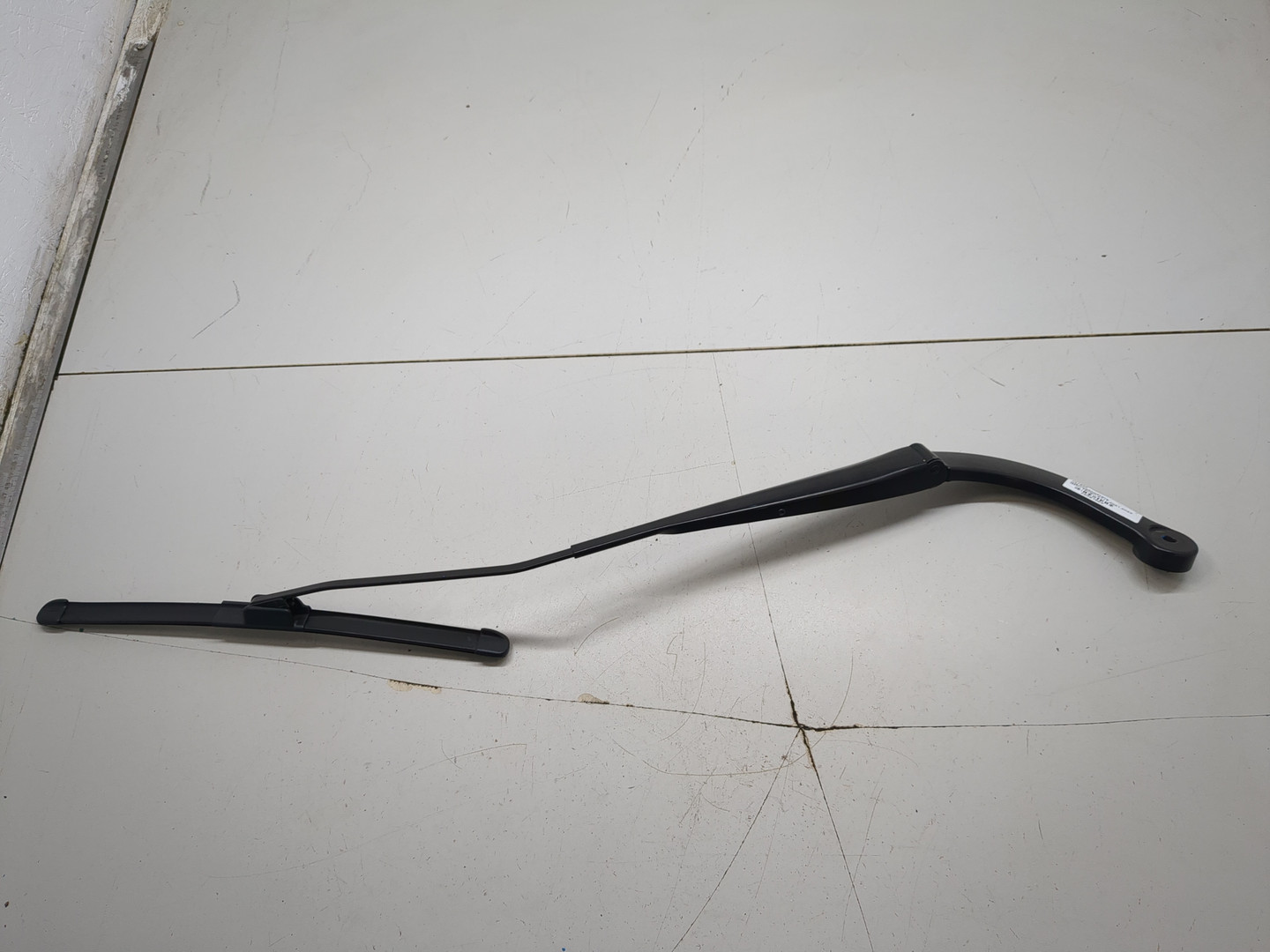 Поводок стеклоочистителя передний левый