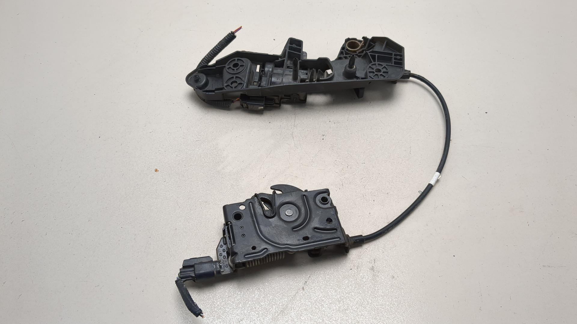 Замок капота