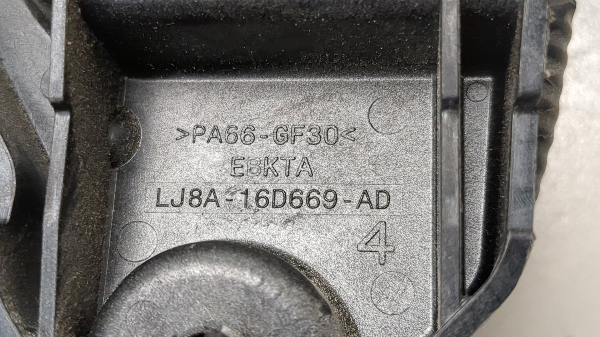 Замок капота