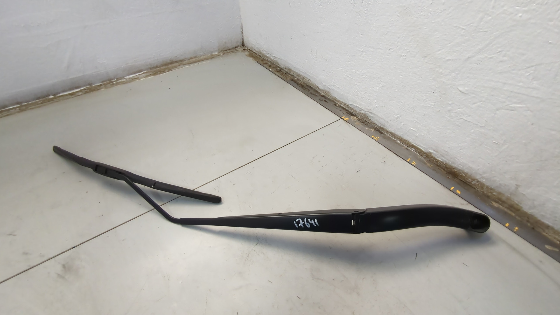 Поводок стеклоочистителя передний правый