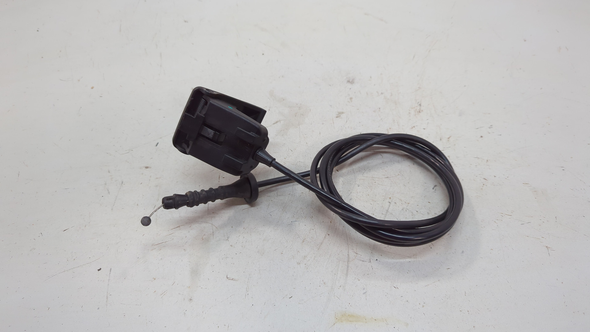 Ручка открывания капота