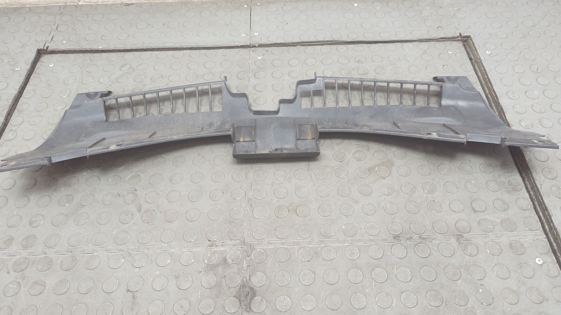 Кожух замка капота