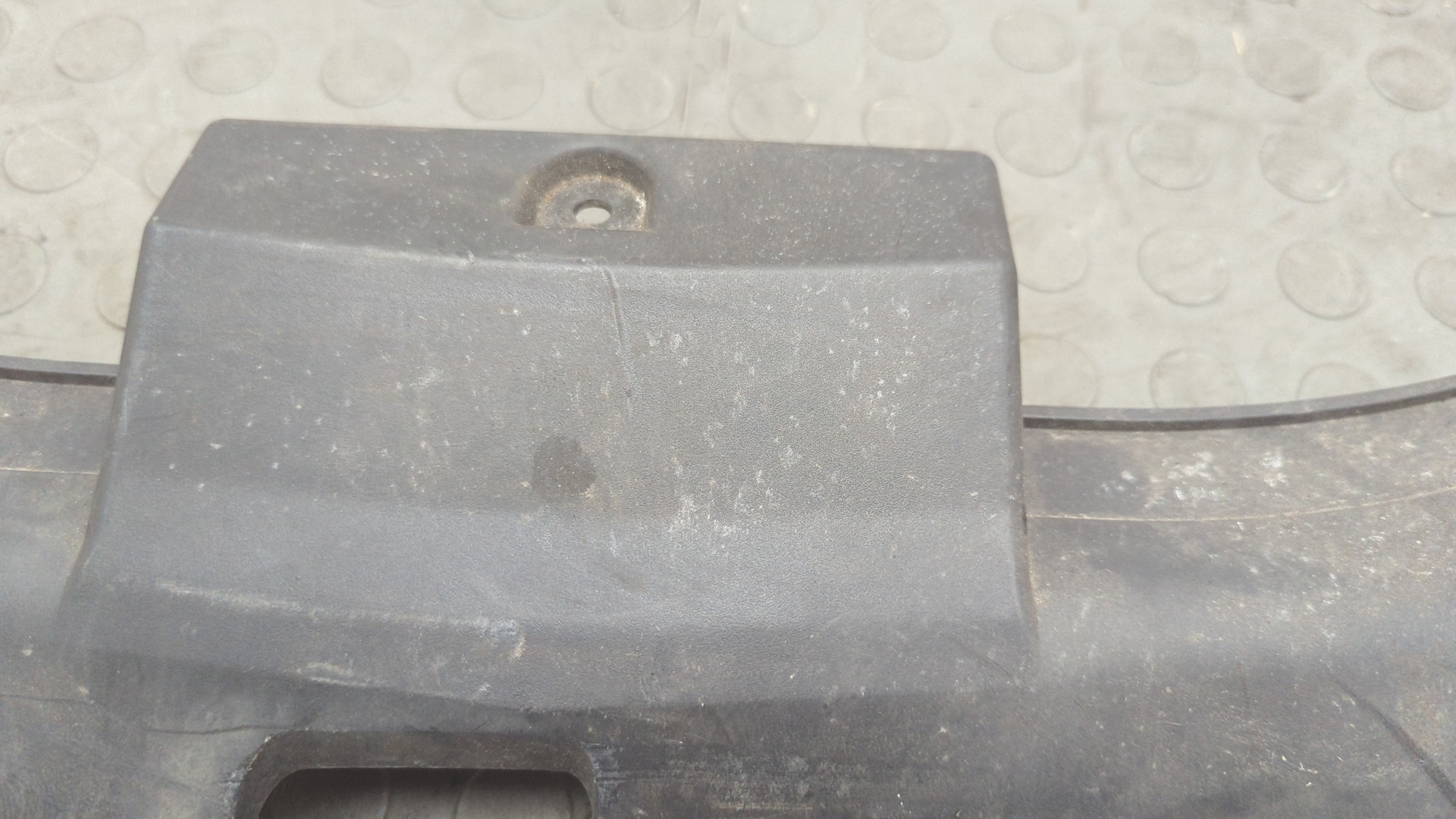 Кожух замка капота