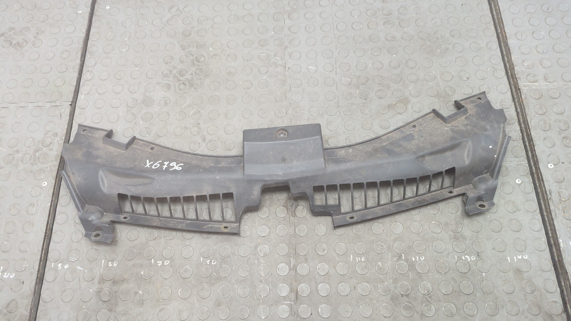 Кожух замка капота