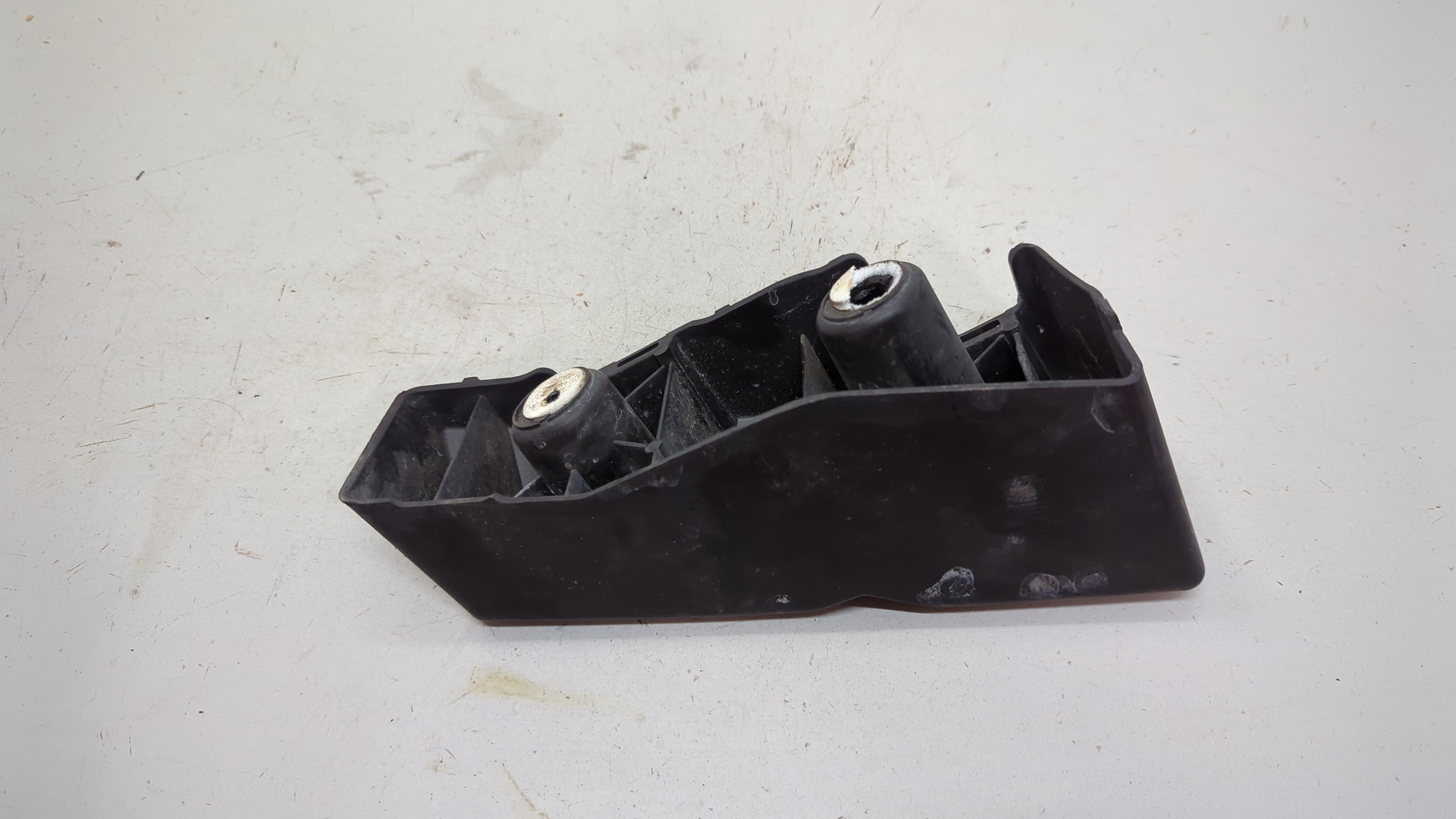 Кронштейн заднего бампера правый