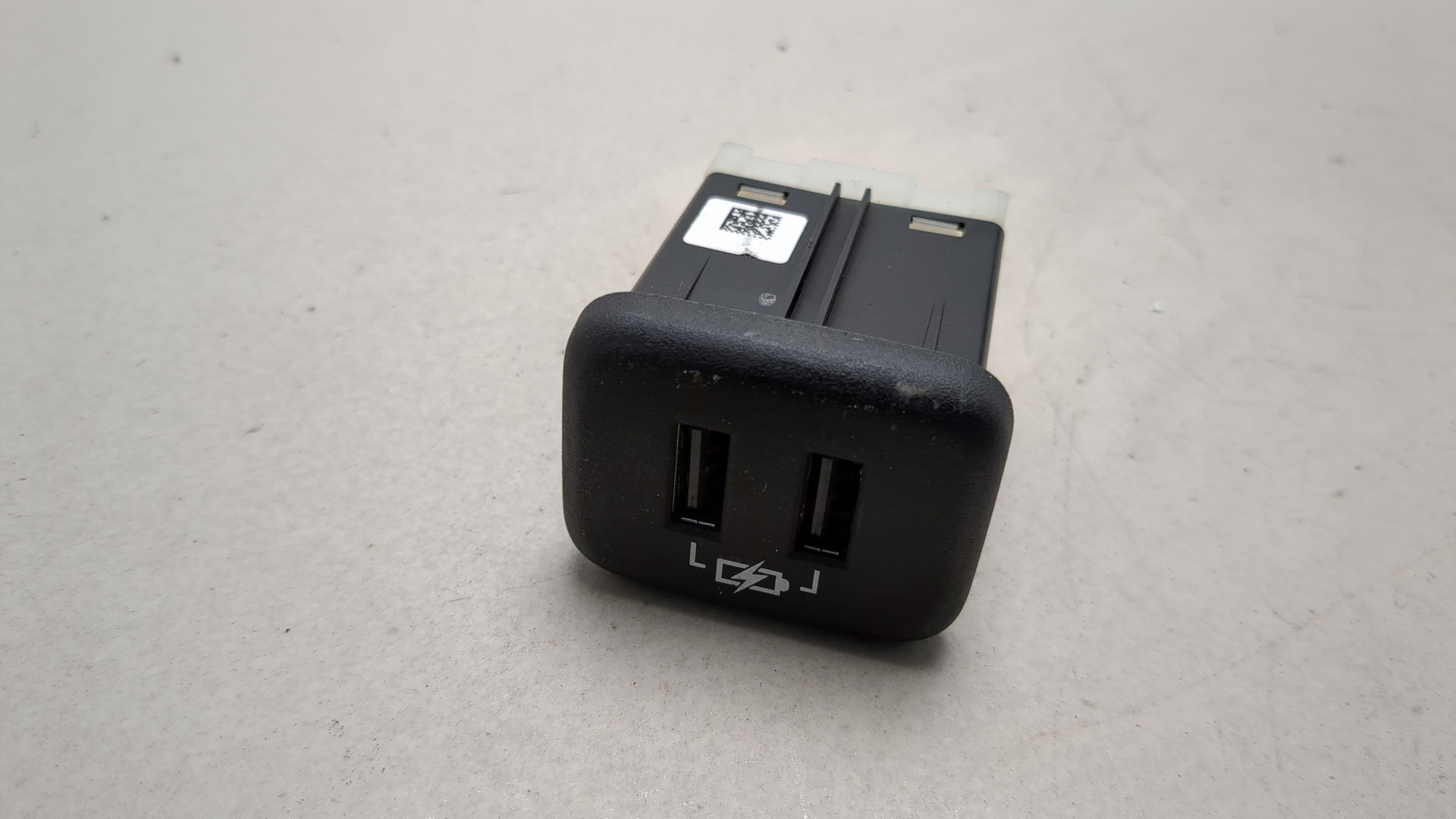 Гнездо AUX / USB IN