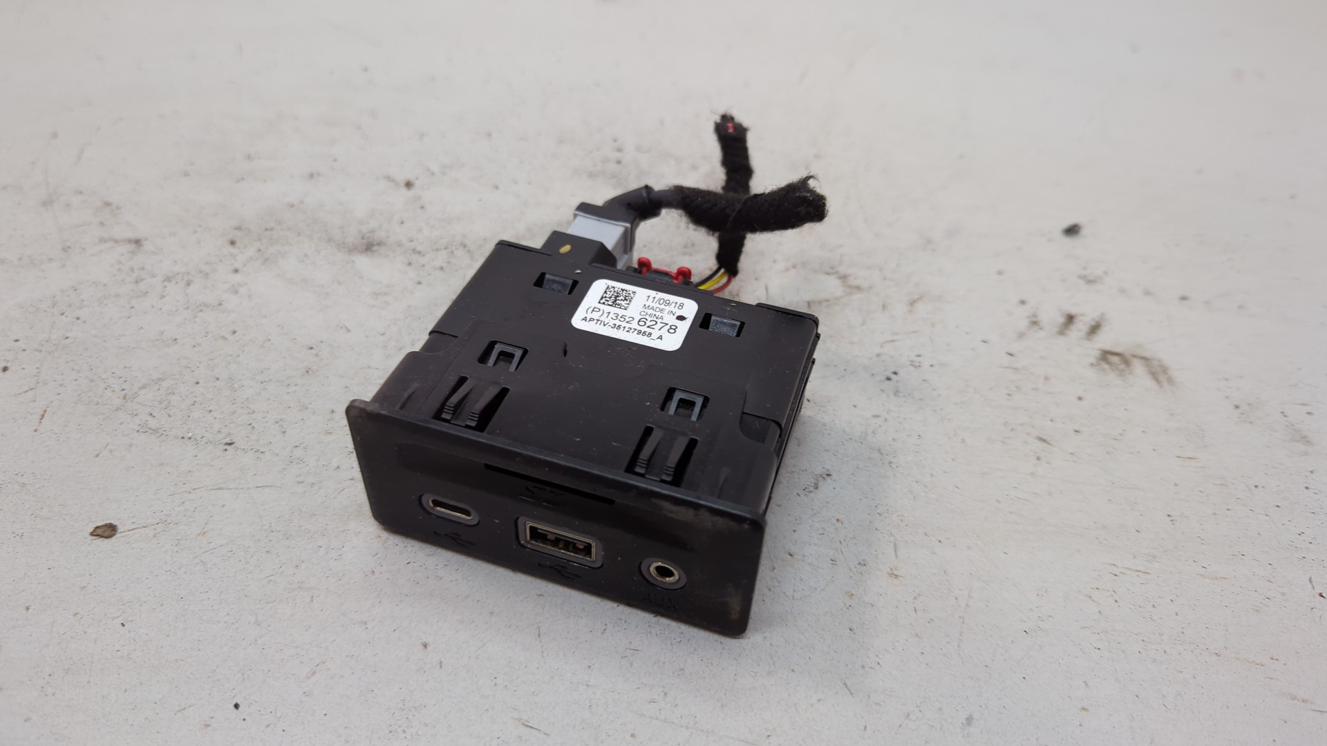 Гнездо AUX / USB IN