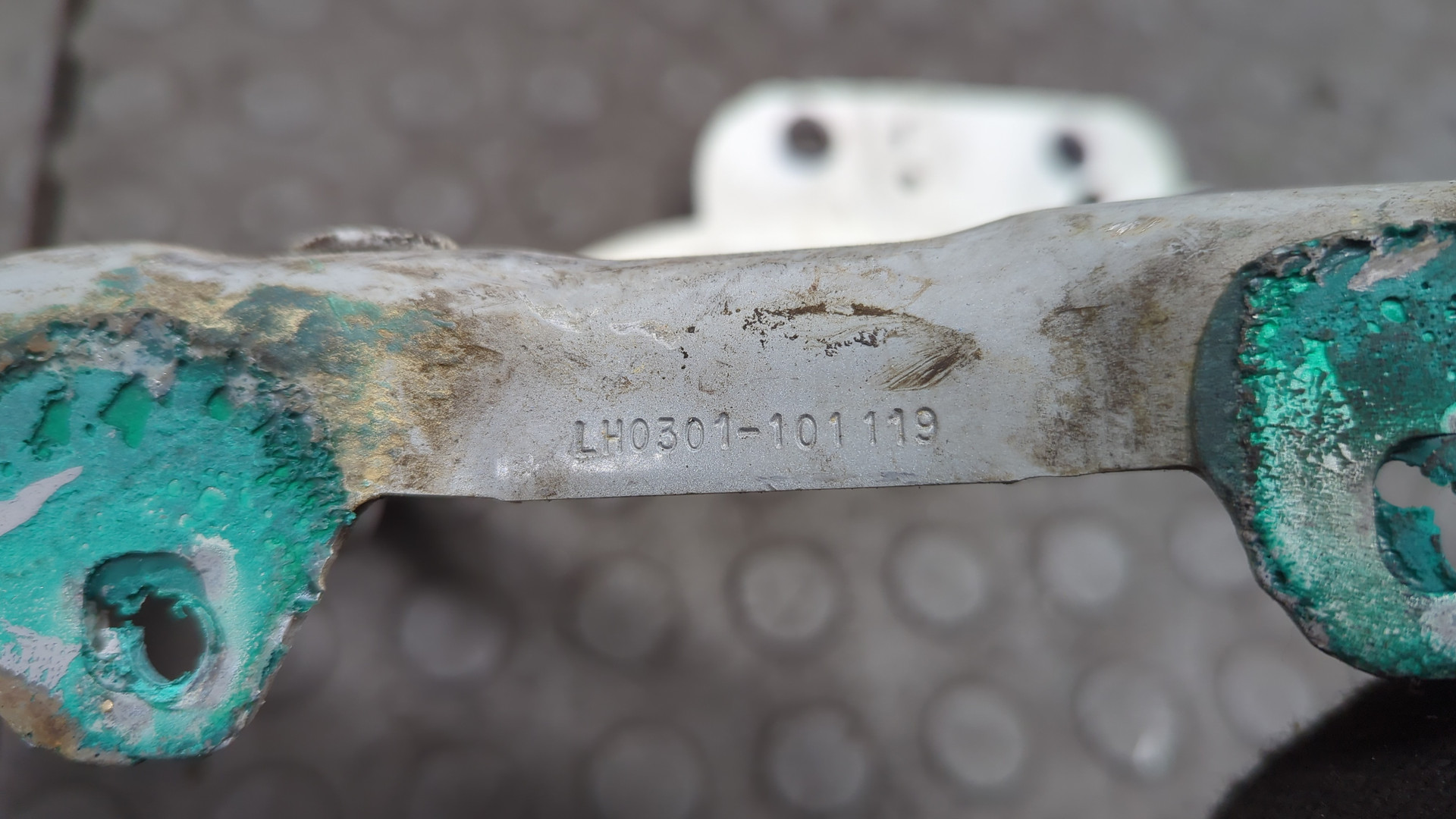 Петля капота левая