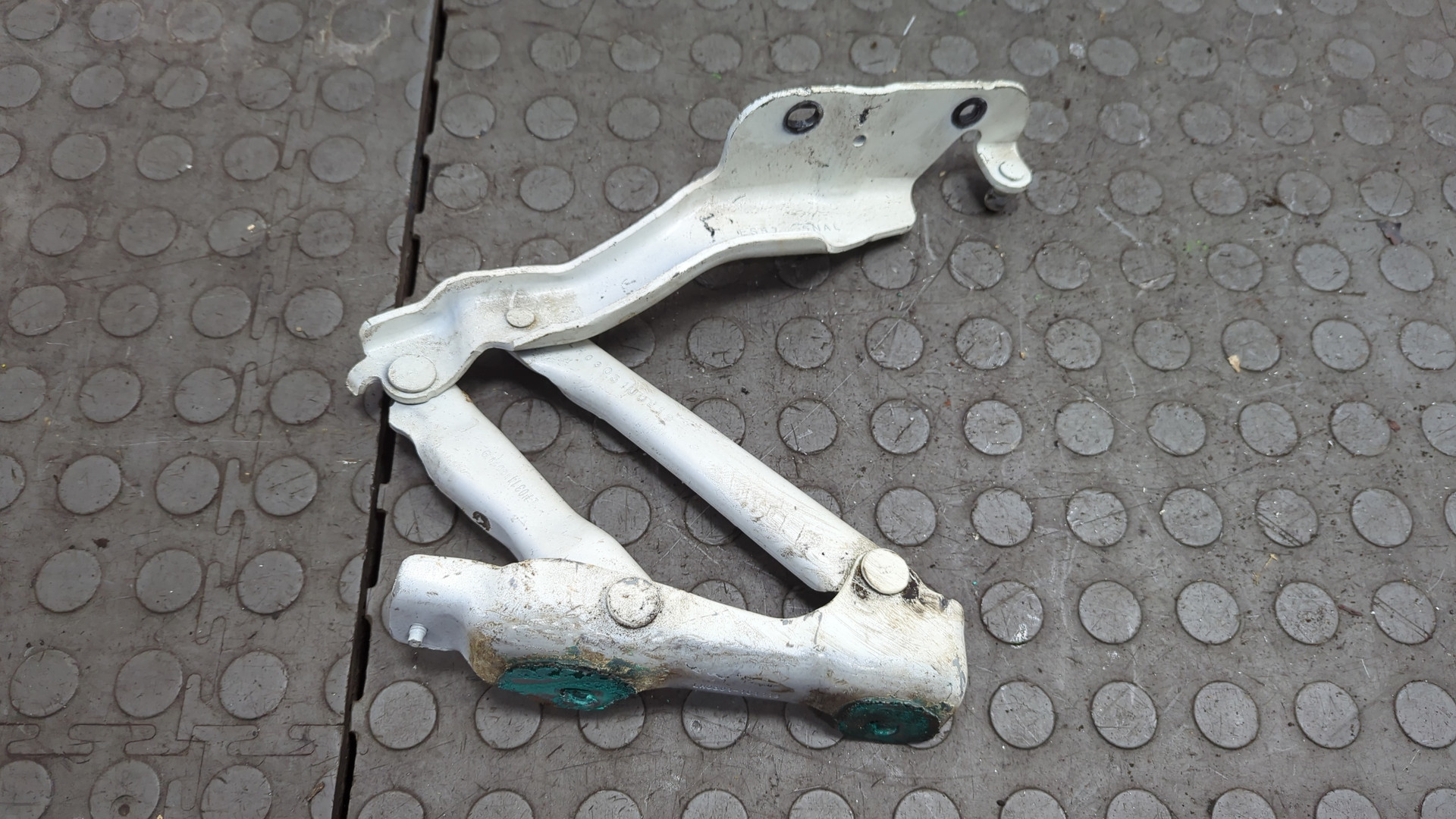 Петля капота левая