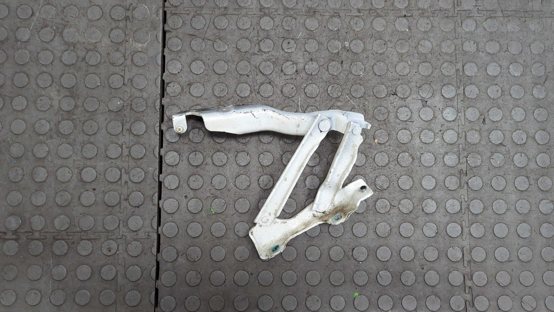 Петля капота левая