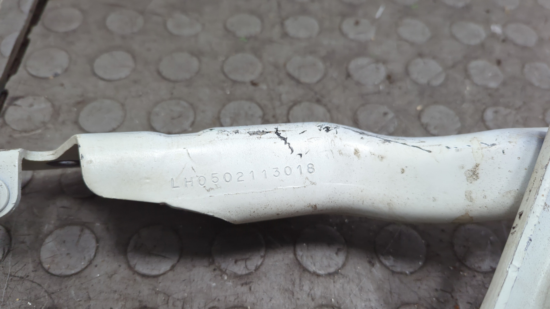 Петля капота левая