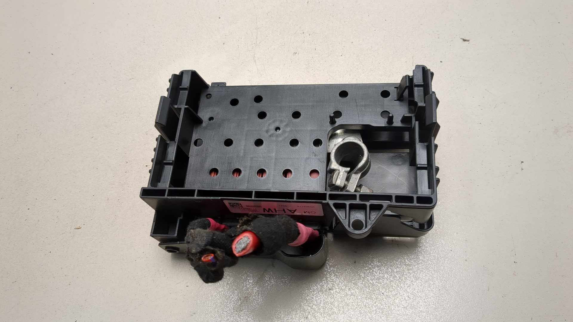 Клемма аккумулятора -