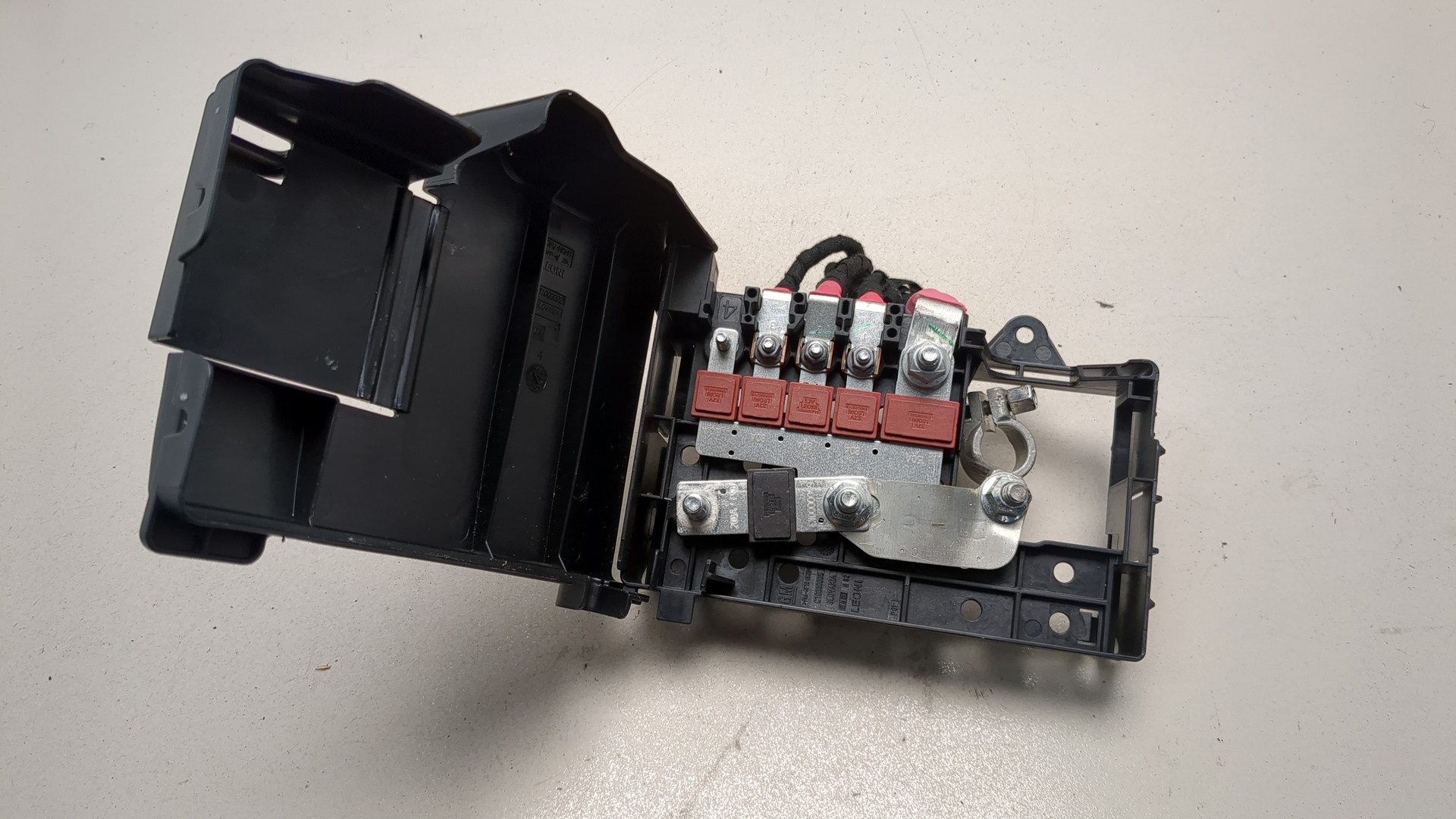 Клемма аккумулятора -