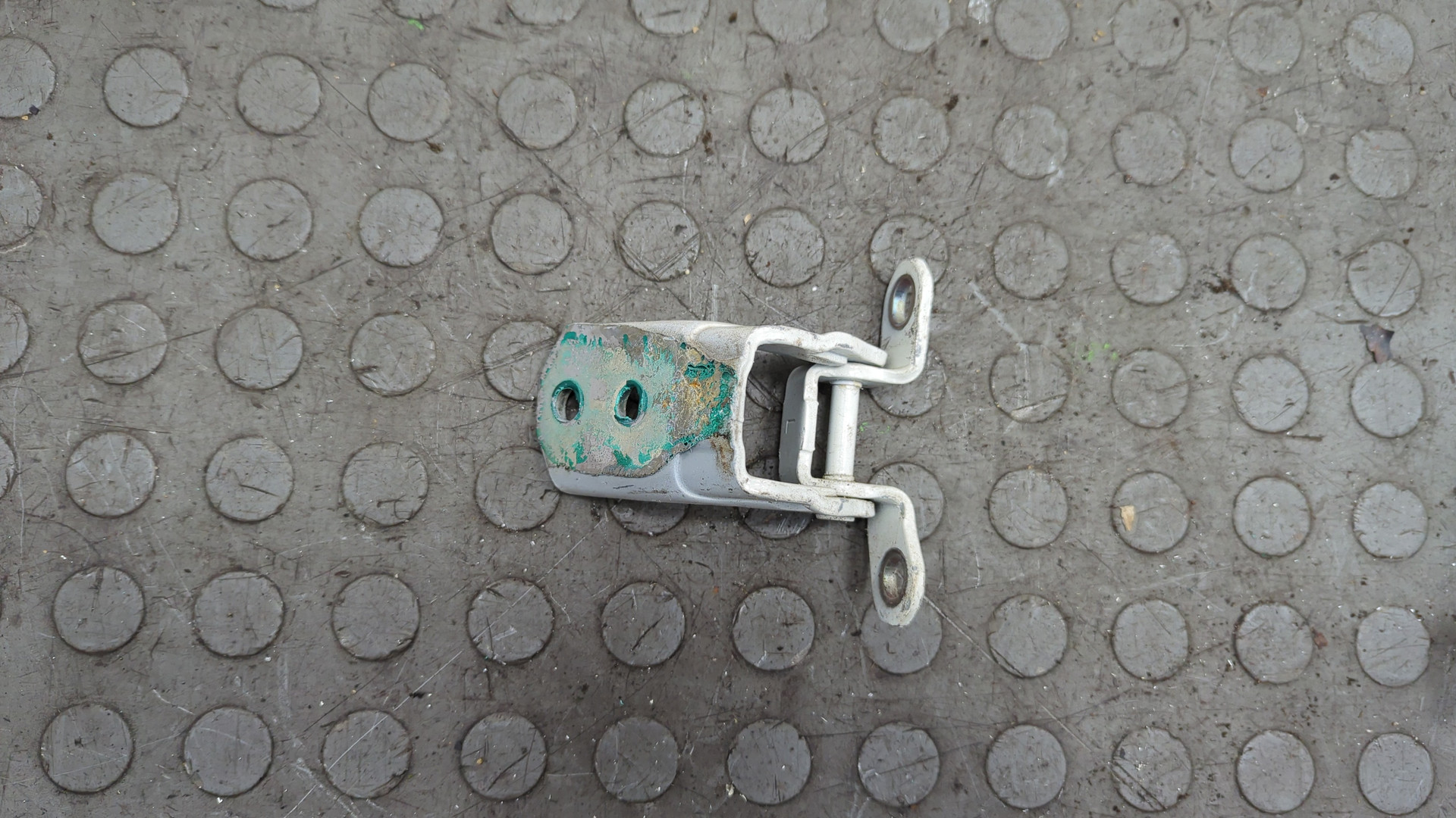 Петля двери