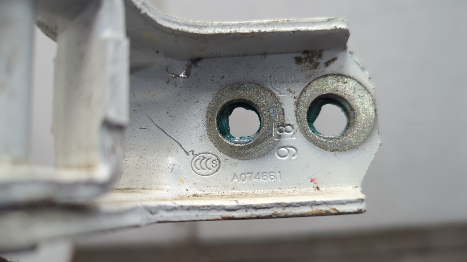 Петля двери