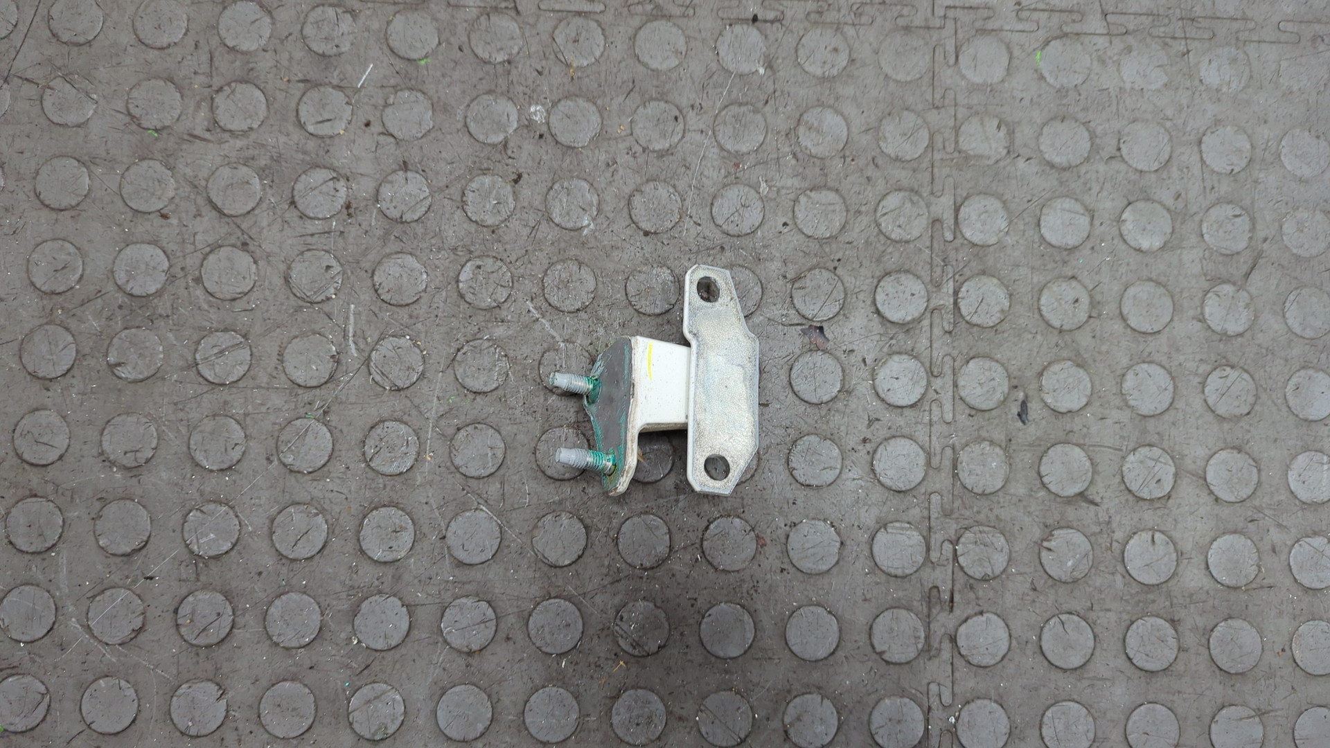 Петля двери