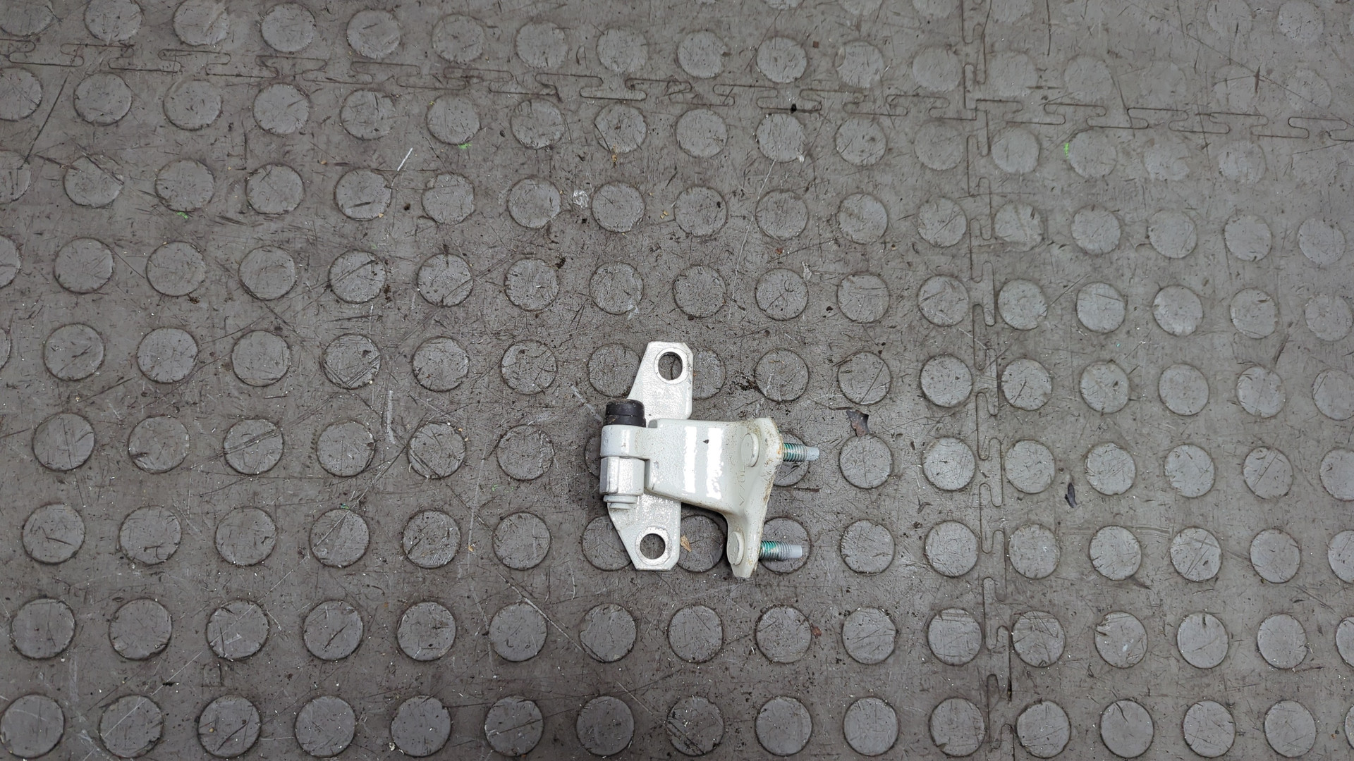 Петля двери