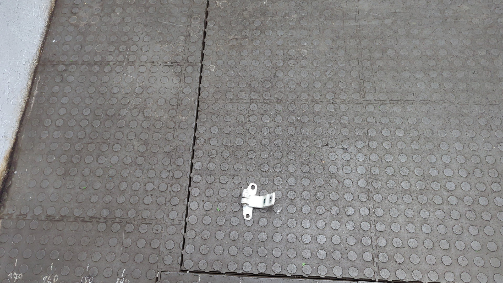 Петля двери