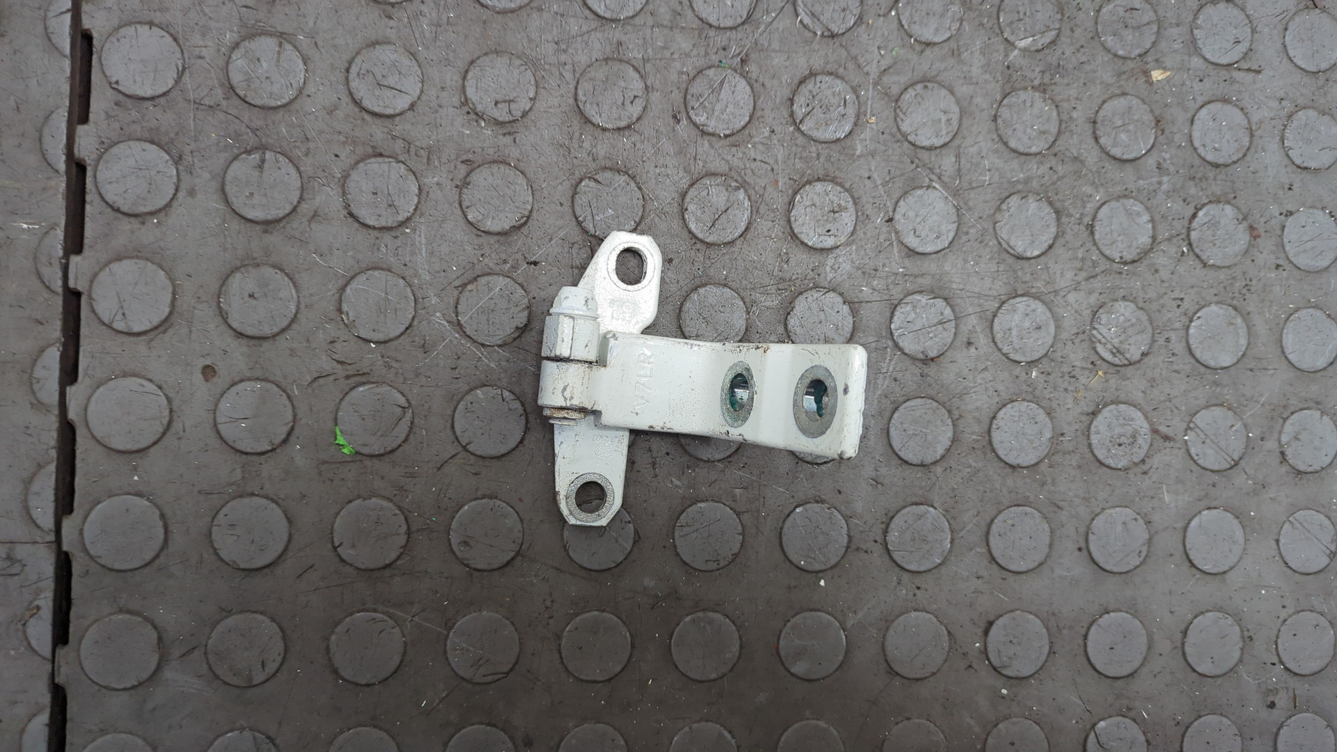 Петля двери