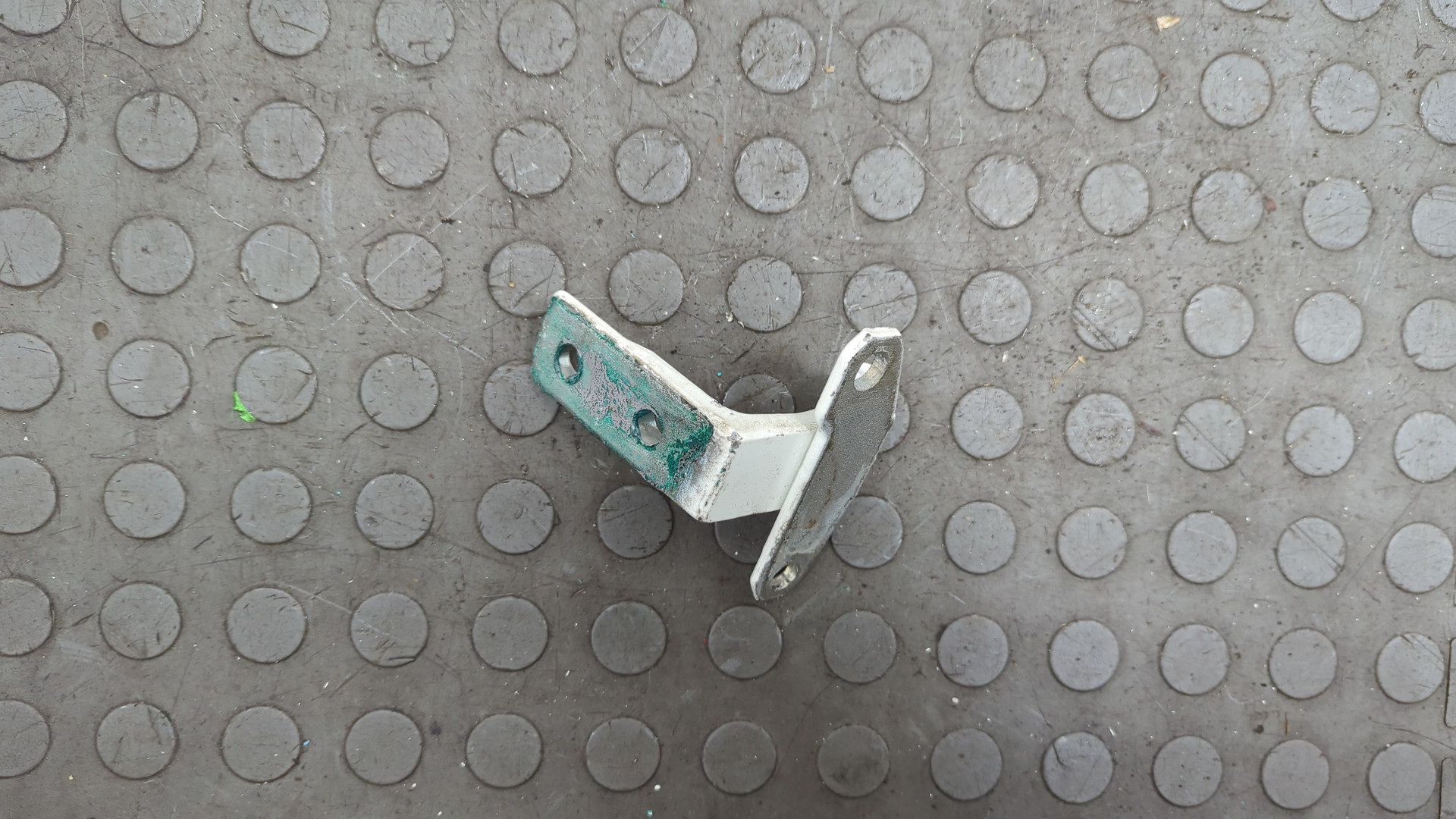 Петля двери