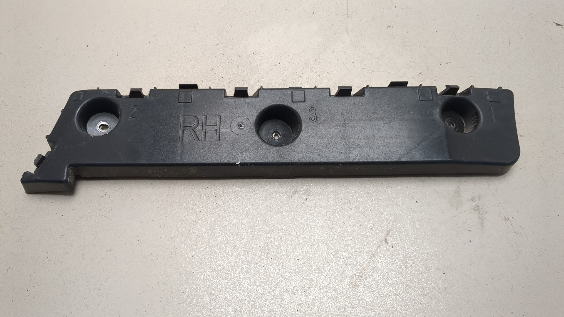 Кронштейн заднего бампера правый