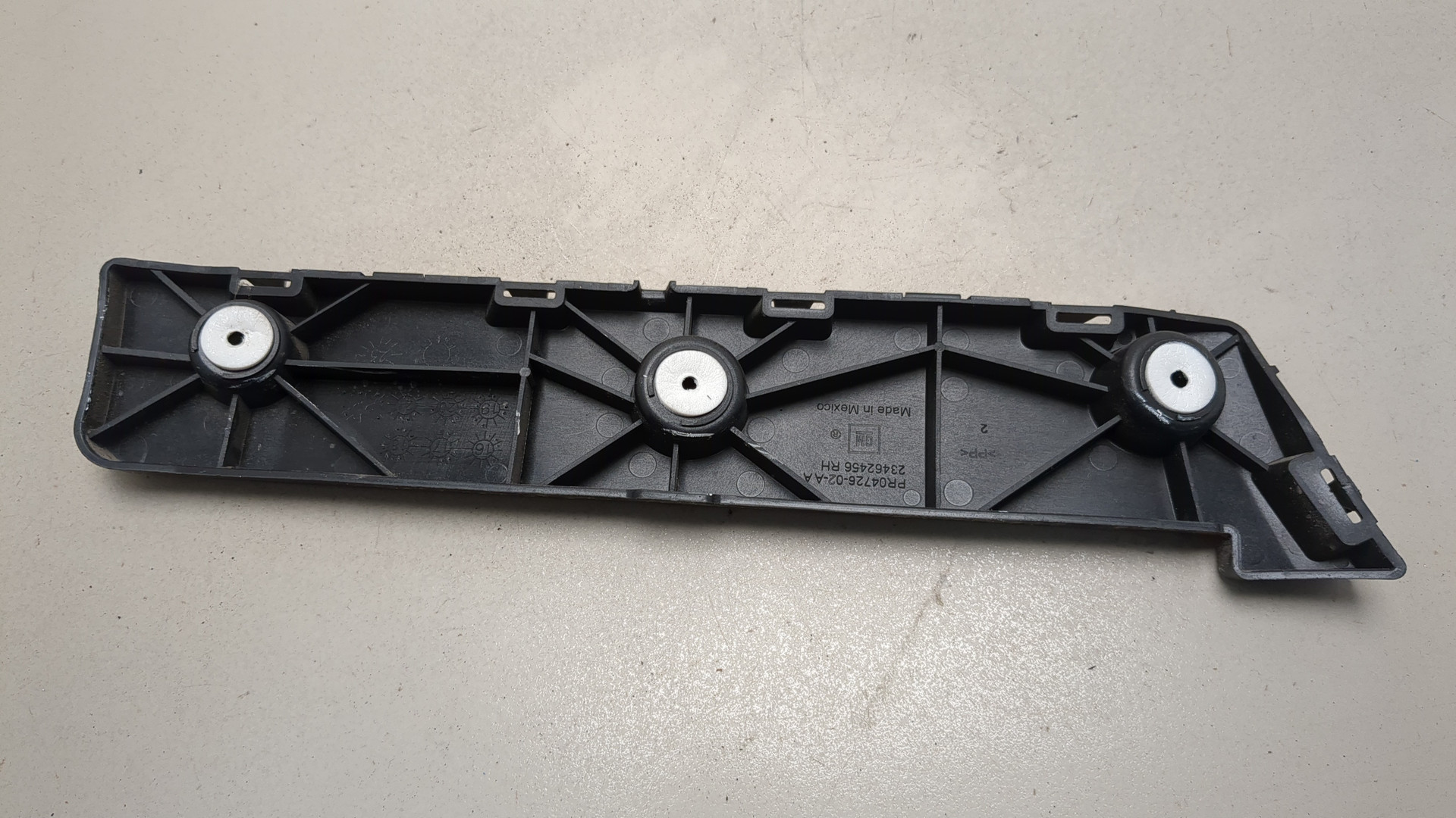 Кронштейн заднего бампера правый