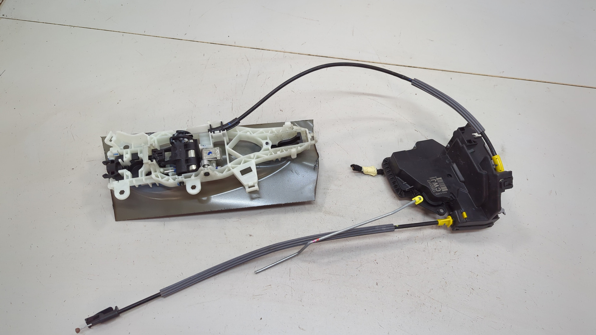 Замок двери задней левой