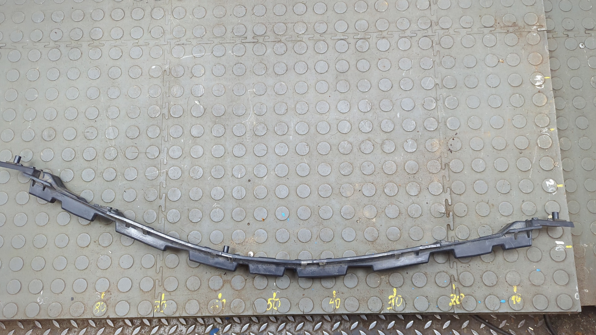 Кронштейн заднего бампера