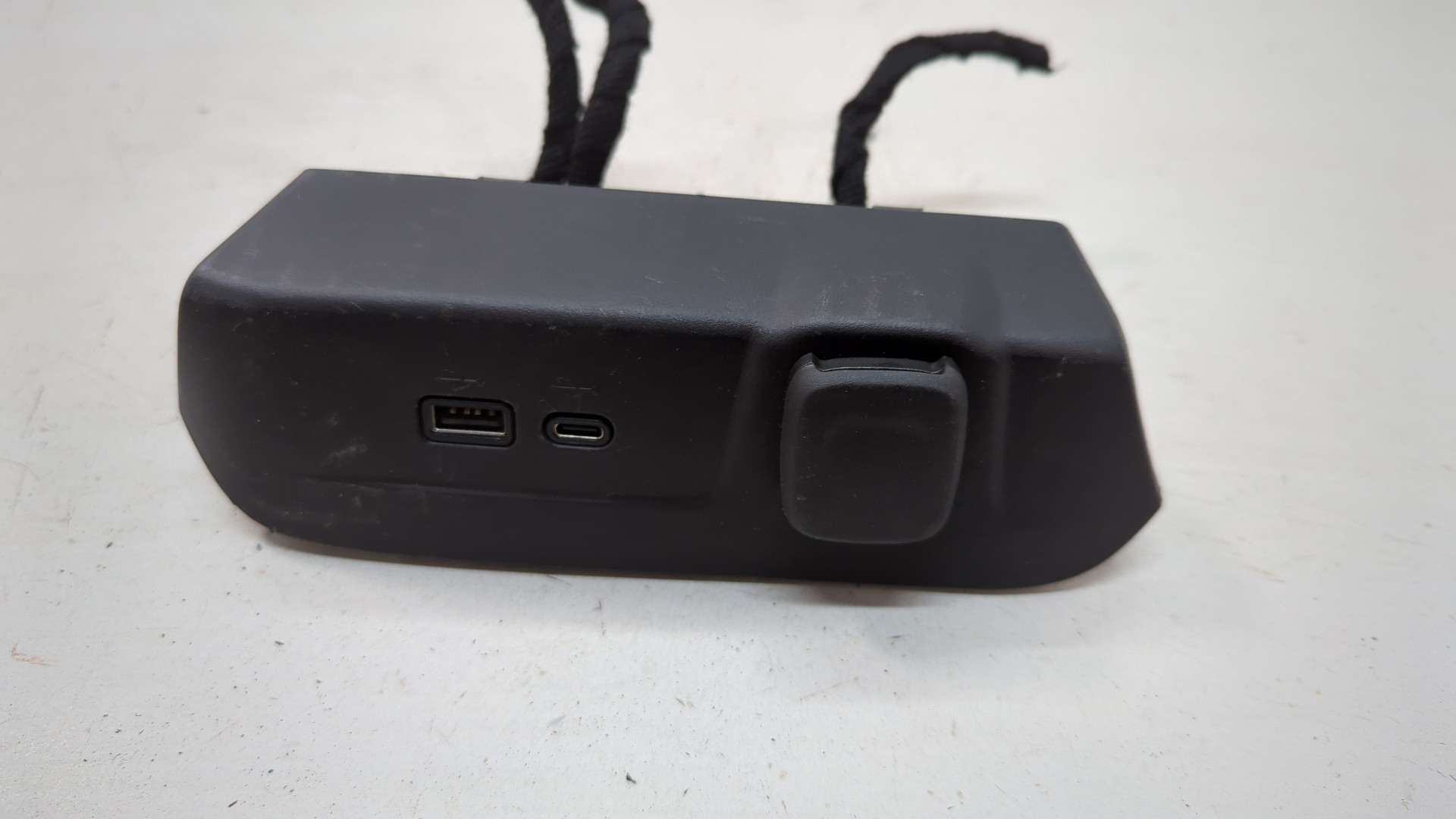 Гнездо AUX / USB IN