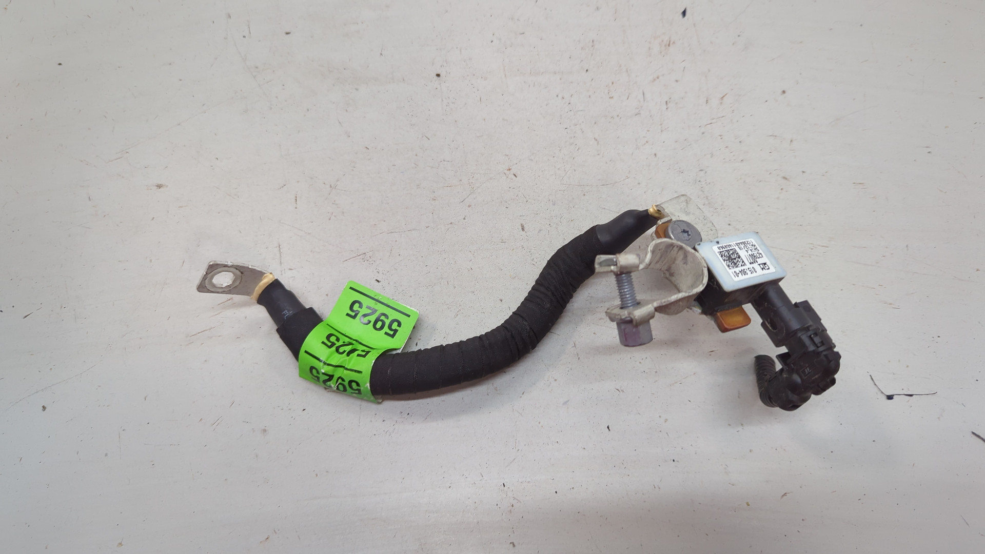 Клемма аккумулятора -