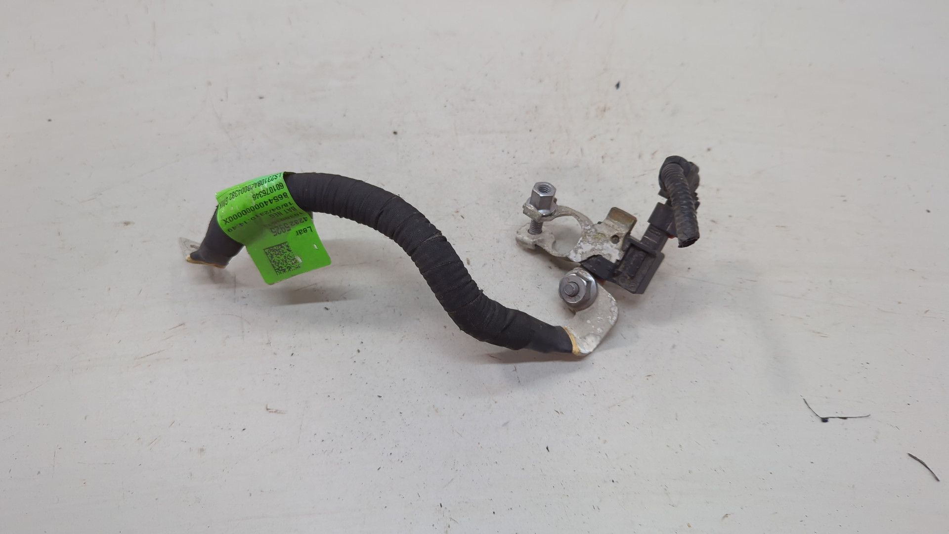 Клемма аккумулятора -