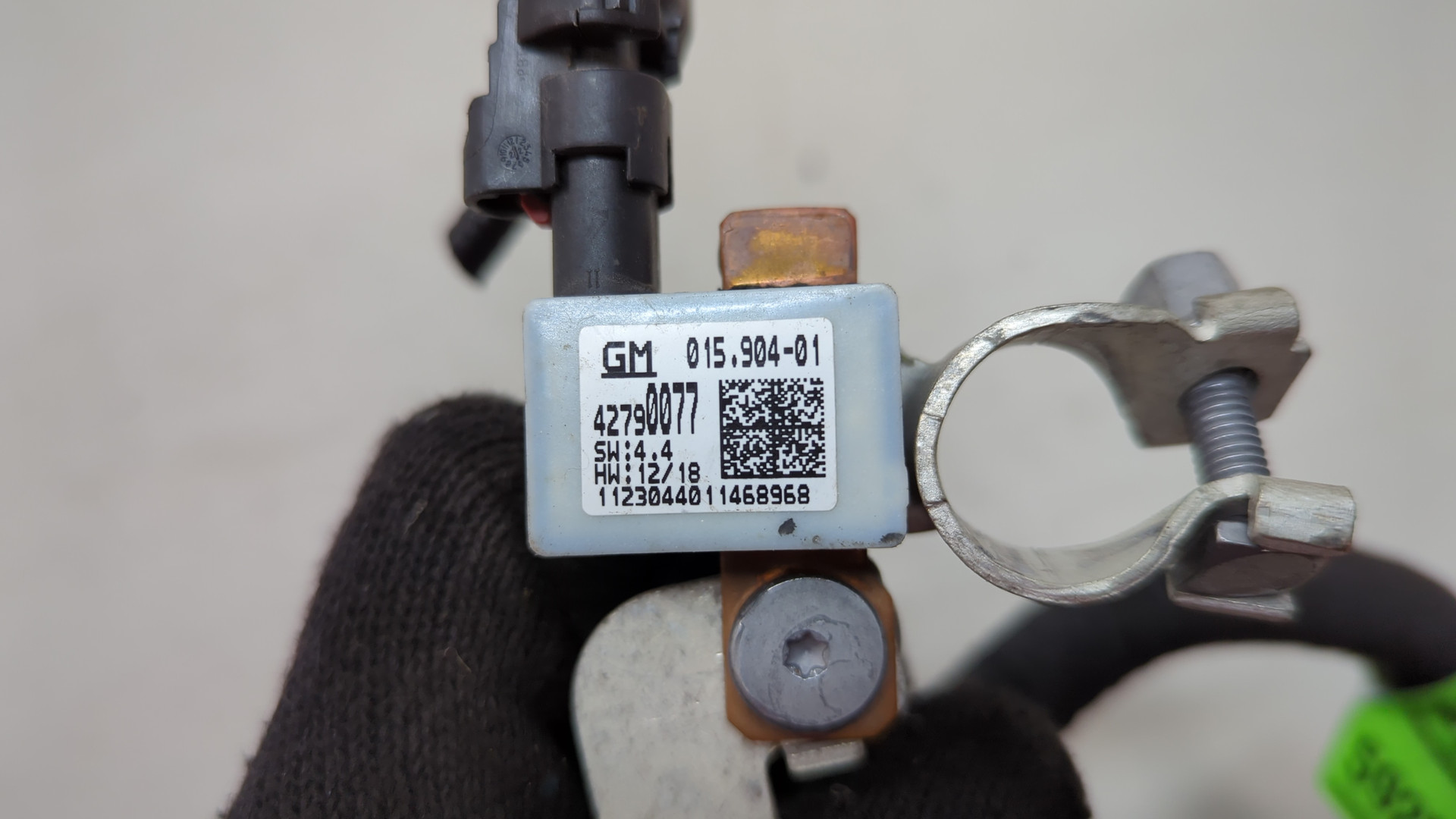 Клемма аккумулятора -