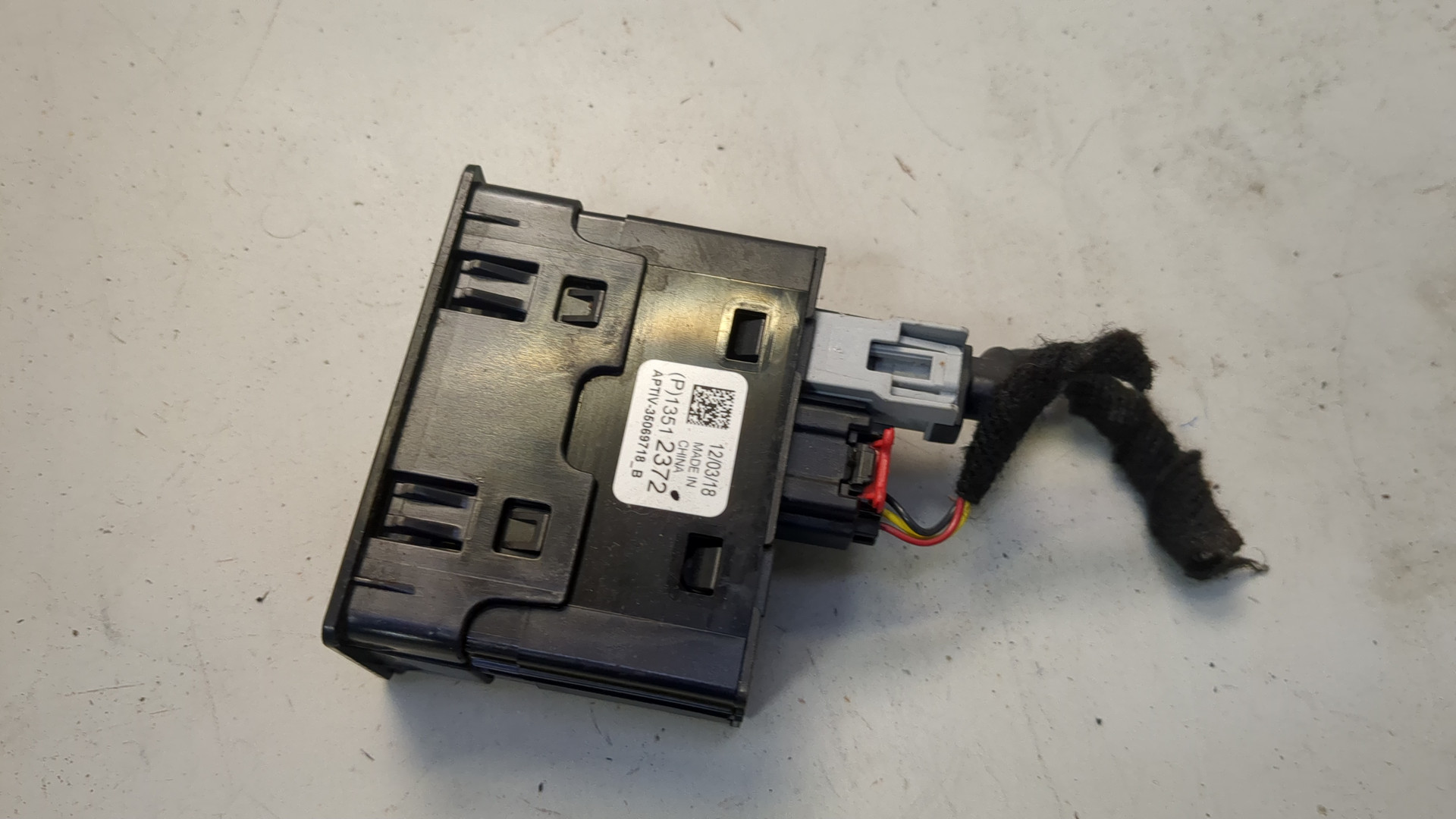 Гнездо AUX / USB IN