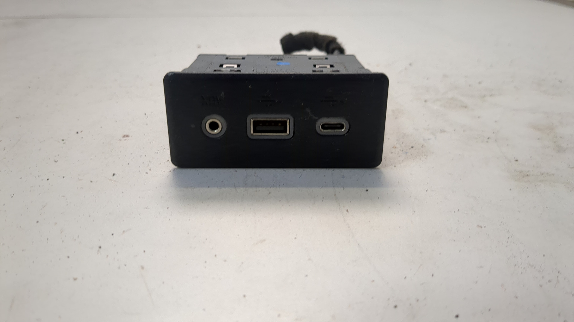 Гнездо AUX / USB IN