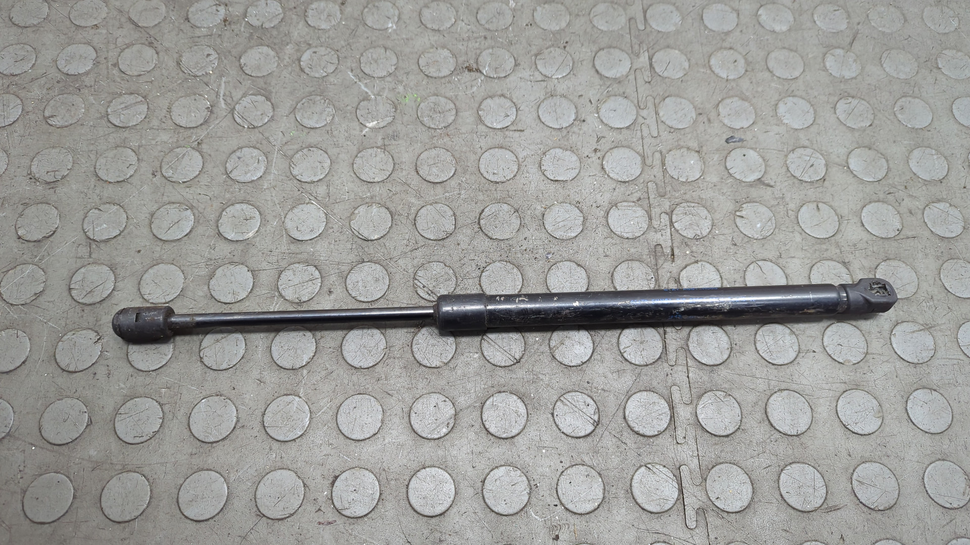 Амортизатор капота