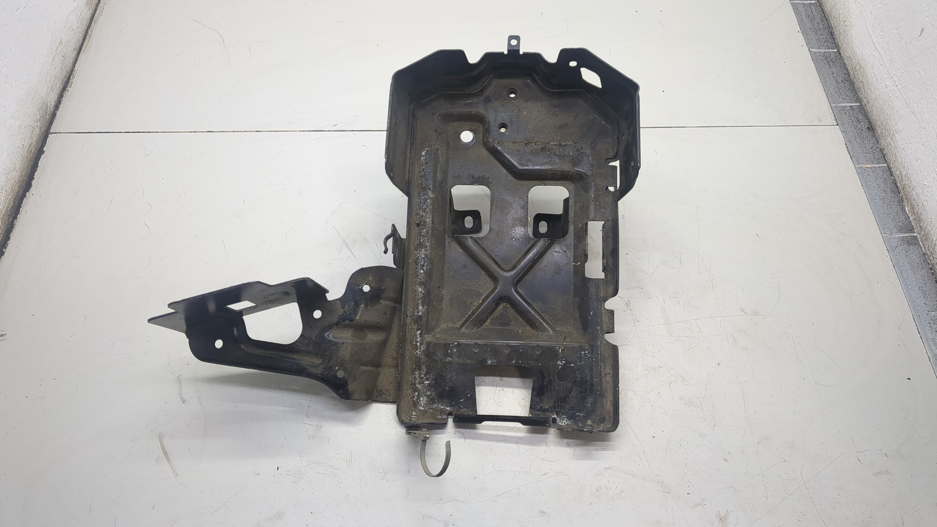 Площадка под аккумулятор (АКБ)