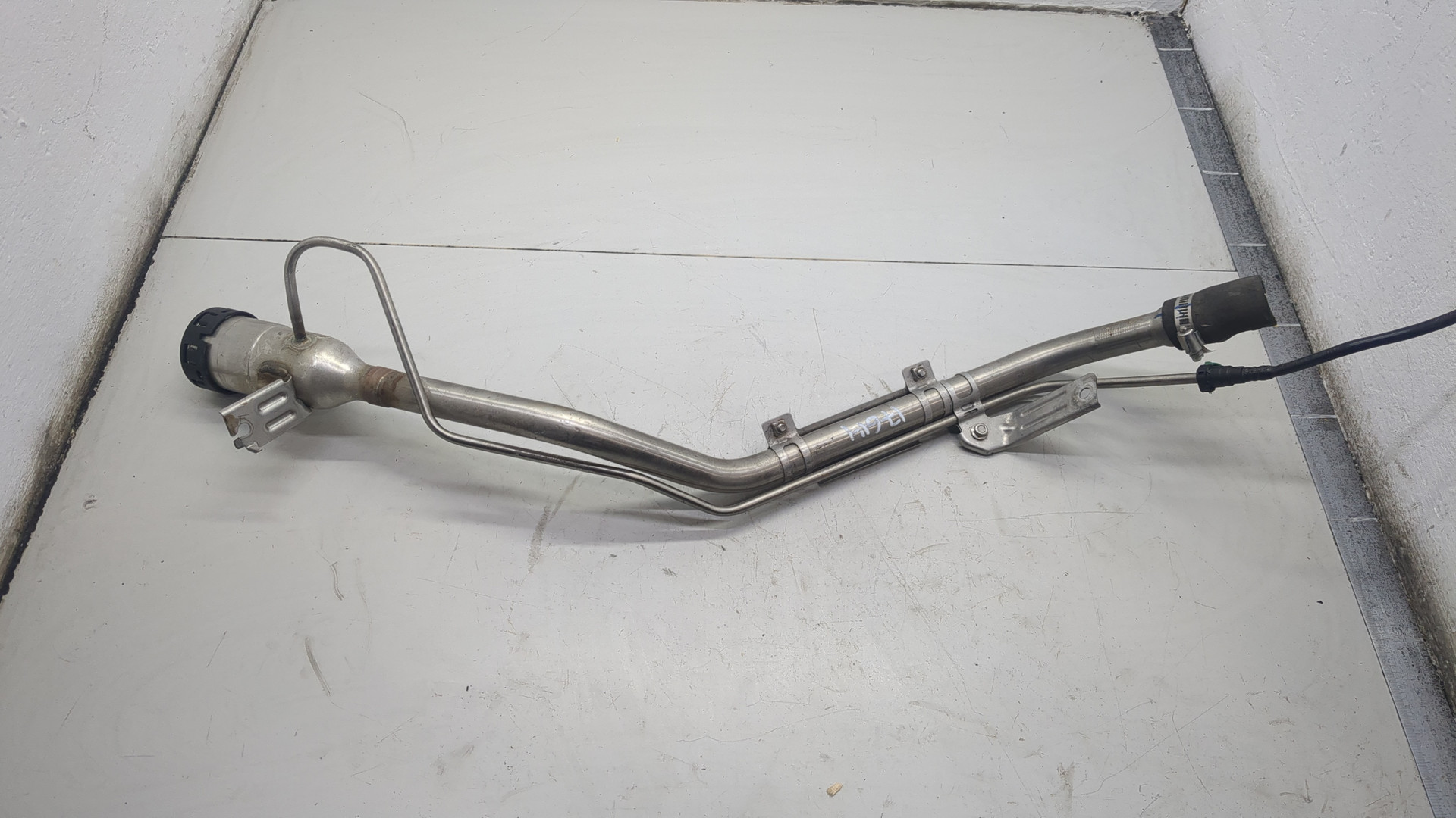 Горловина топливного бака