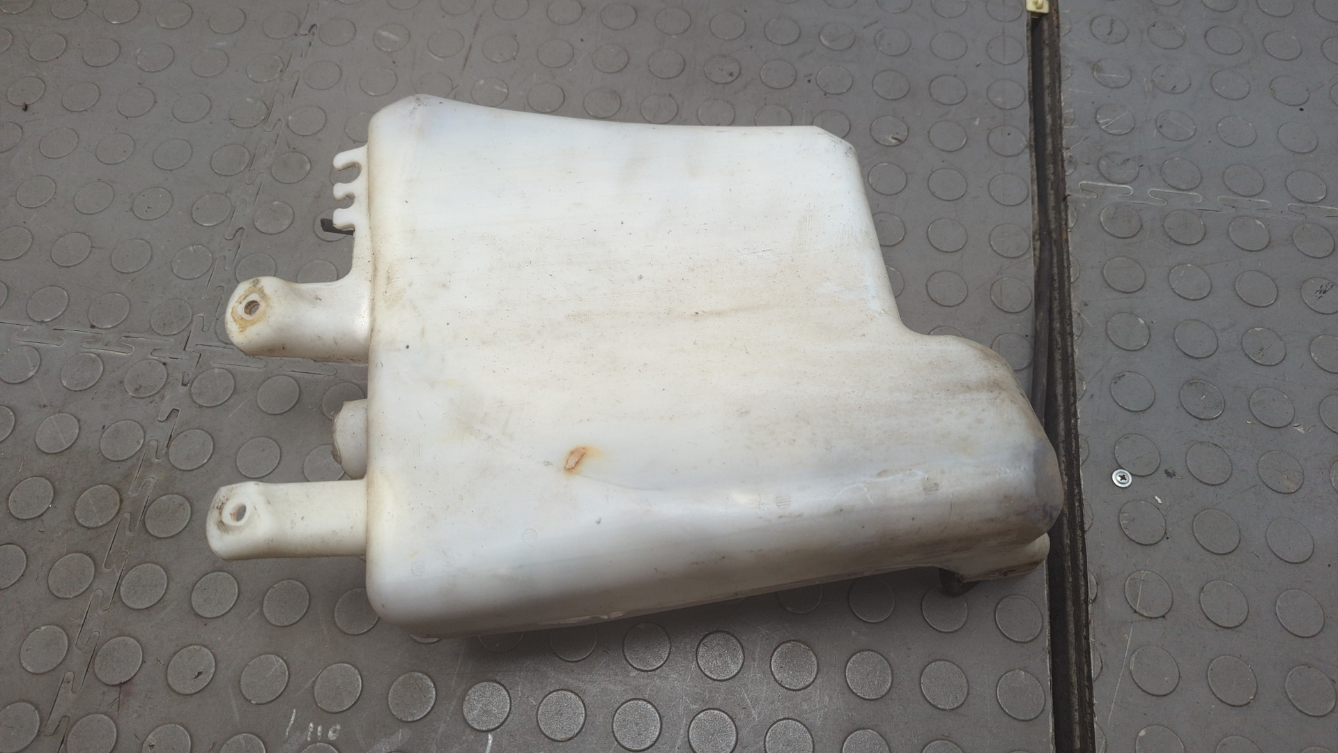 Бачок омывателя лобового стекла