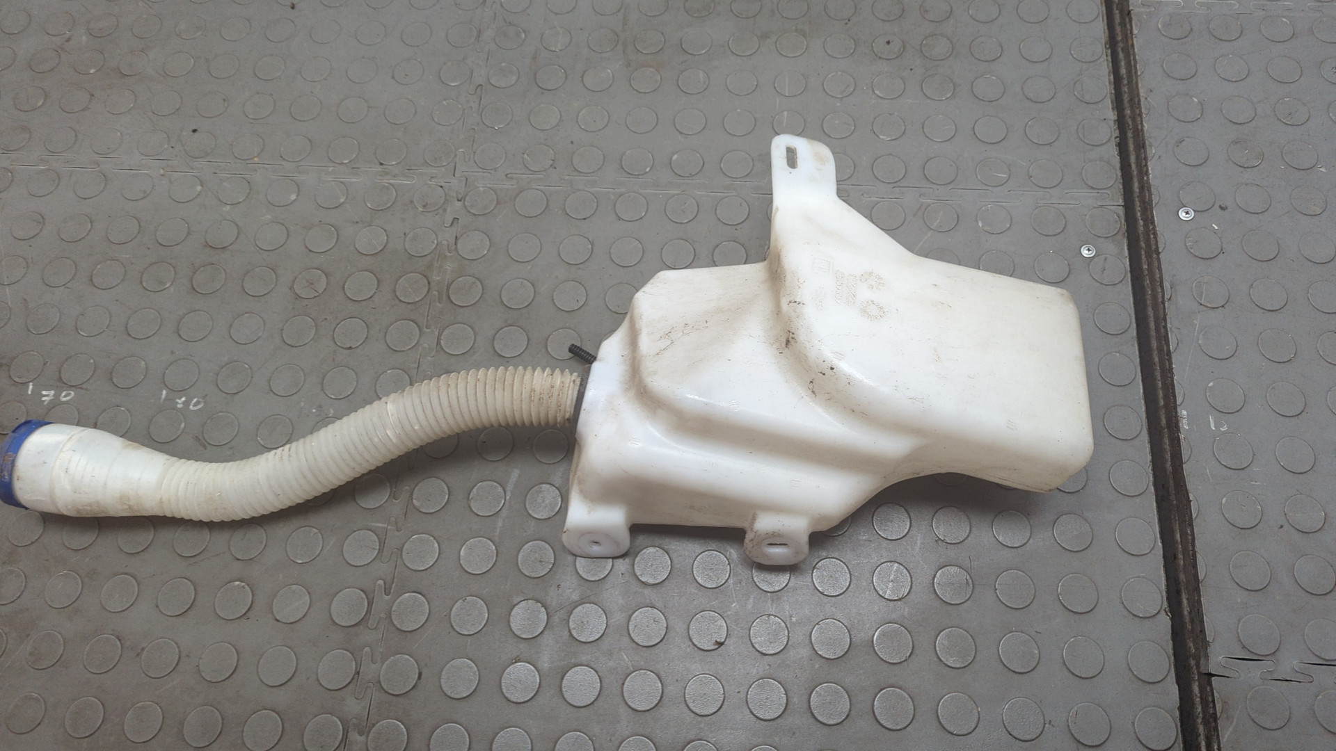 Бачок омывателя лобового стекла